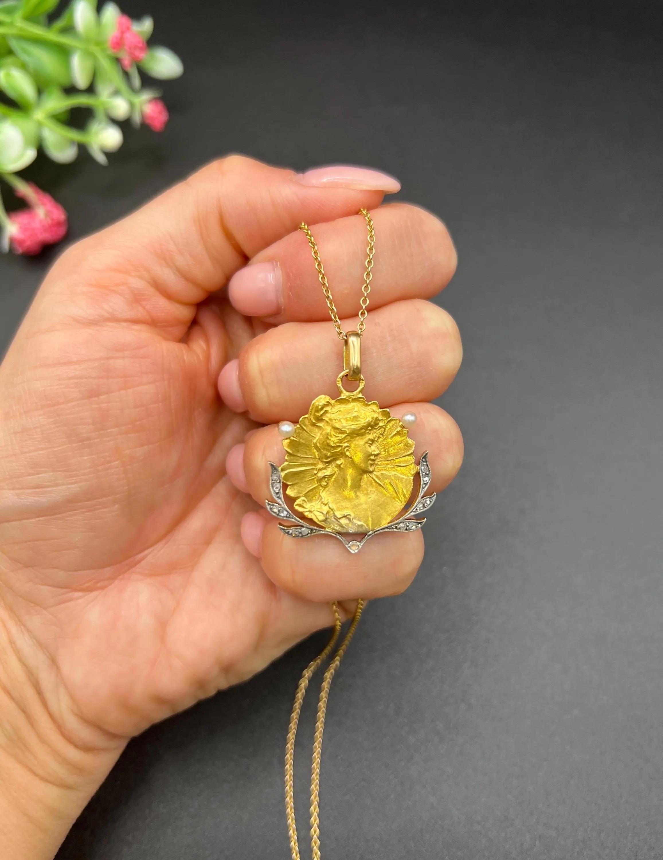 Taille mixte Pendentif ancien en or 18ct, diamants et perles de rocaille pour un portrait de femme en vente
