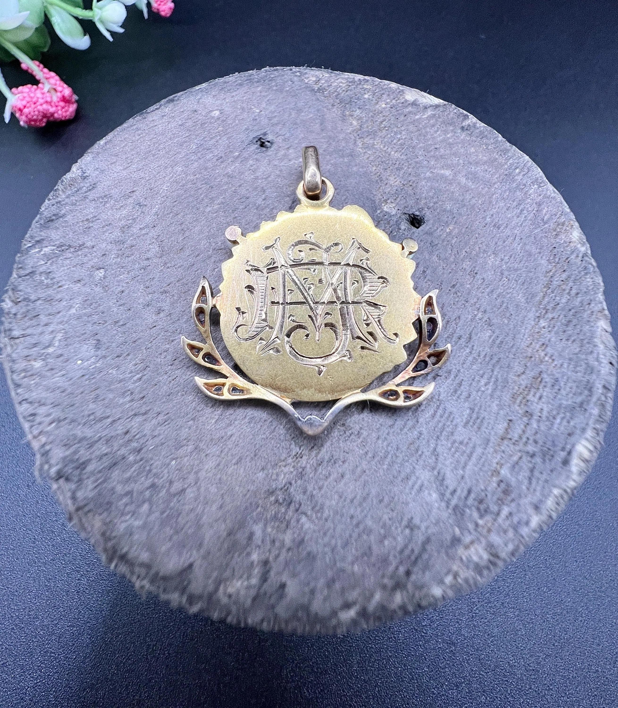 Pendentif ancien en or 18ct, diamants et perles de rocaille pour un portrait de femme en vente 1