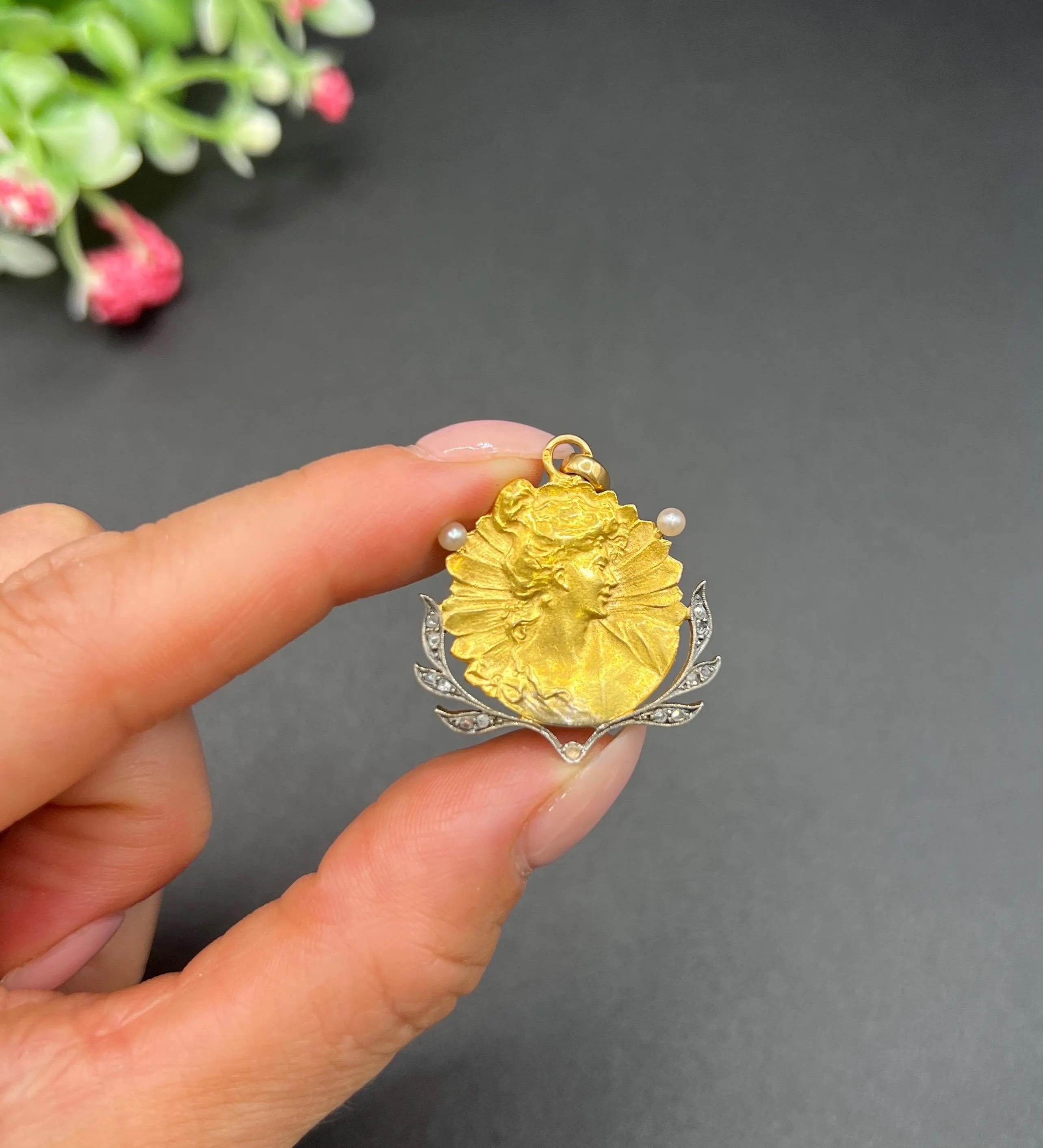 Pendentif ancien en or 18ct, diamants et perles de rocaille pour un portrait de femme en vente 2