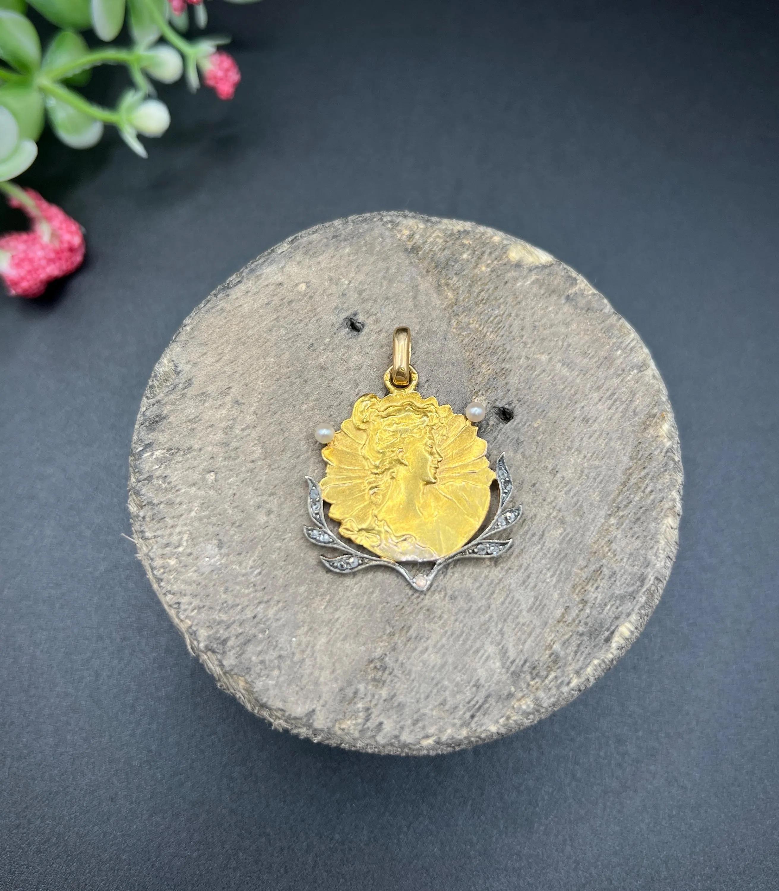 Pendentif ancien en or 18ct, diamants et perles de rocaille pour un portrait de femme en vente 3