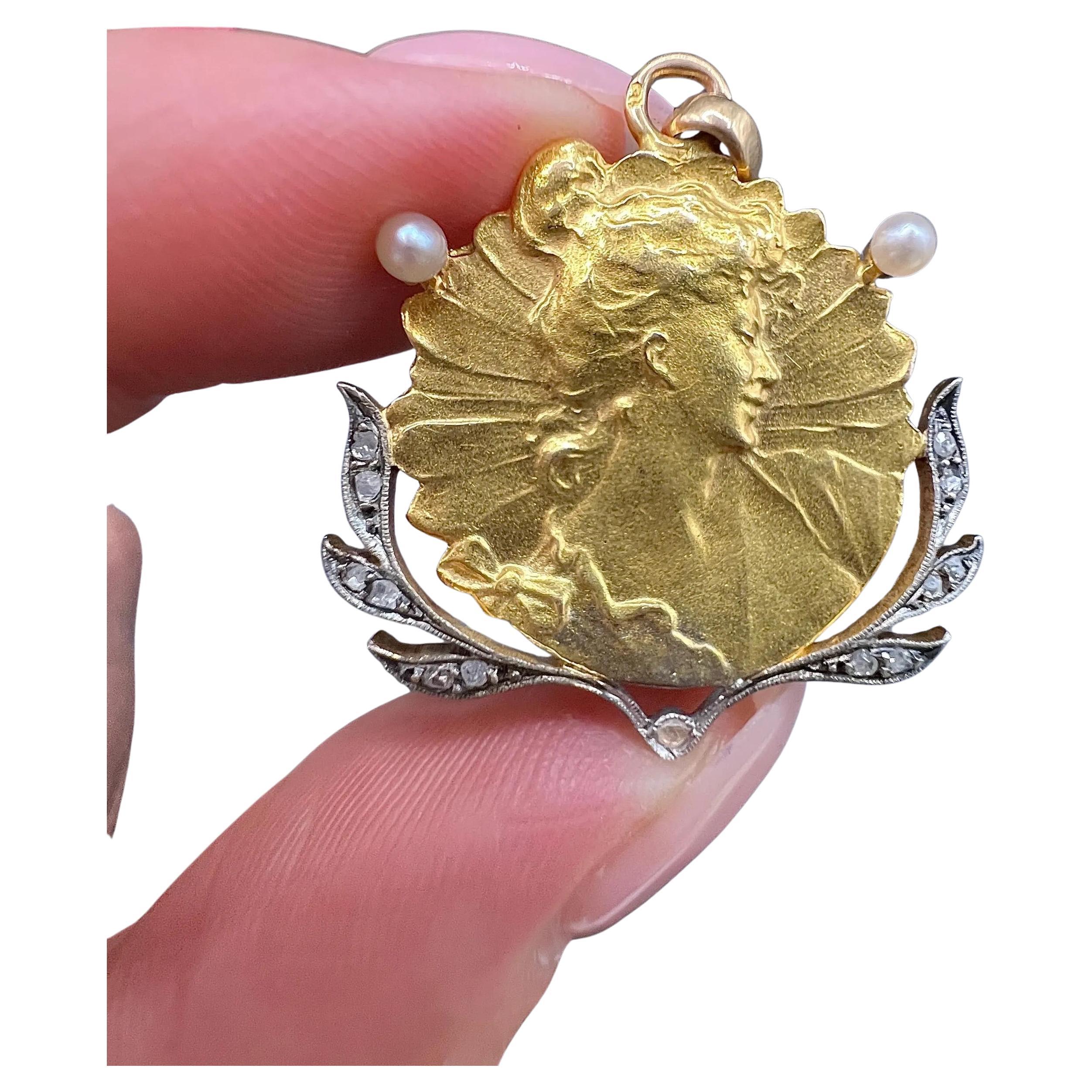 Pendentif ancien en or 18ct, diamants et perles de rocaille pour un portrait de femme en vente