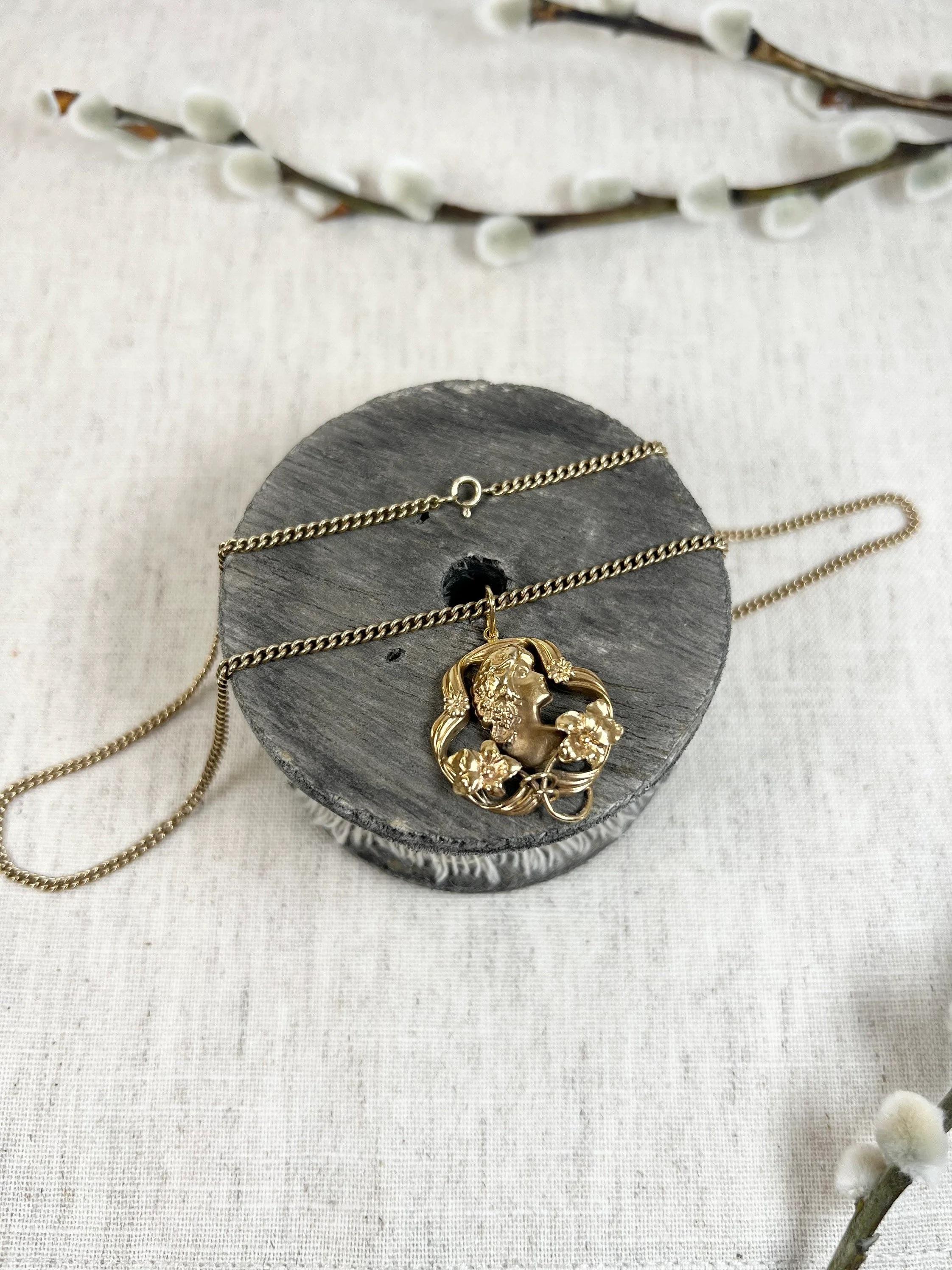 Ciondolo con ritratto di donna in stile liberty in oro 18 ct. In condizioni buone in vendita a Brighton, GB