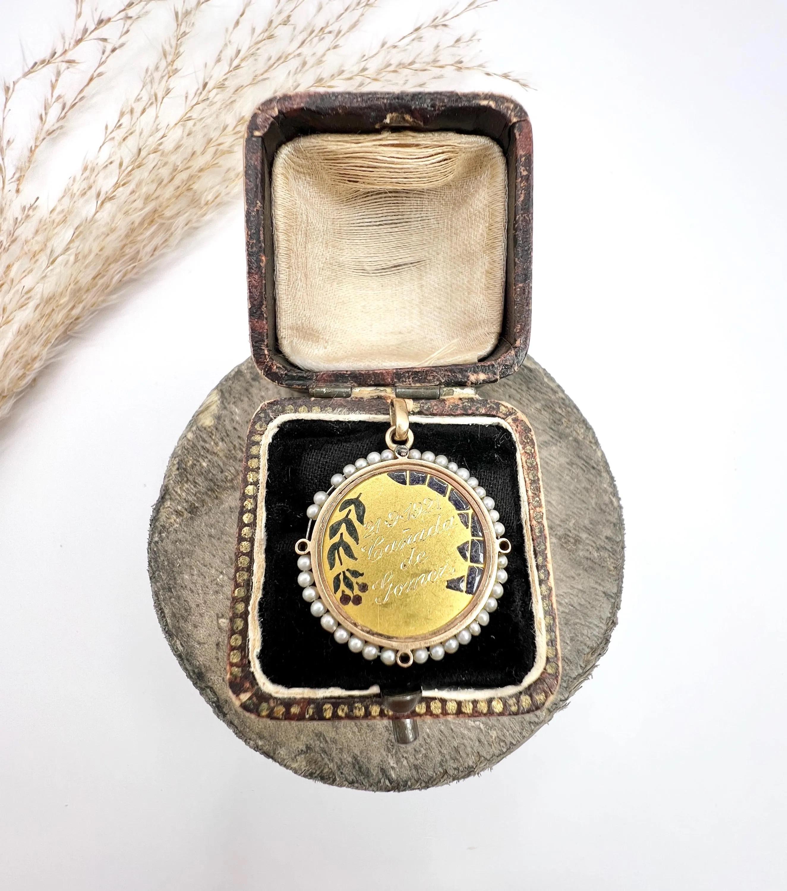 Antique 18ct Gold, Art Nouveau Plique a Jour & Seed Pearl, Lady Portrait Pendent In Good Condition For Sale In Brighton, GB