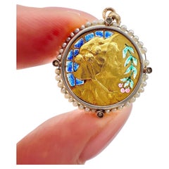 Antiguo colgante de oro de 18 ct, Art Nouveau Plique a Jour y perla de collar, Retrato de Dama