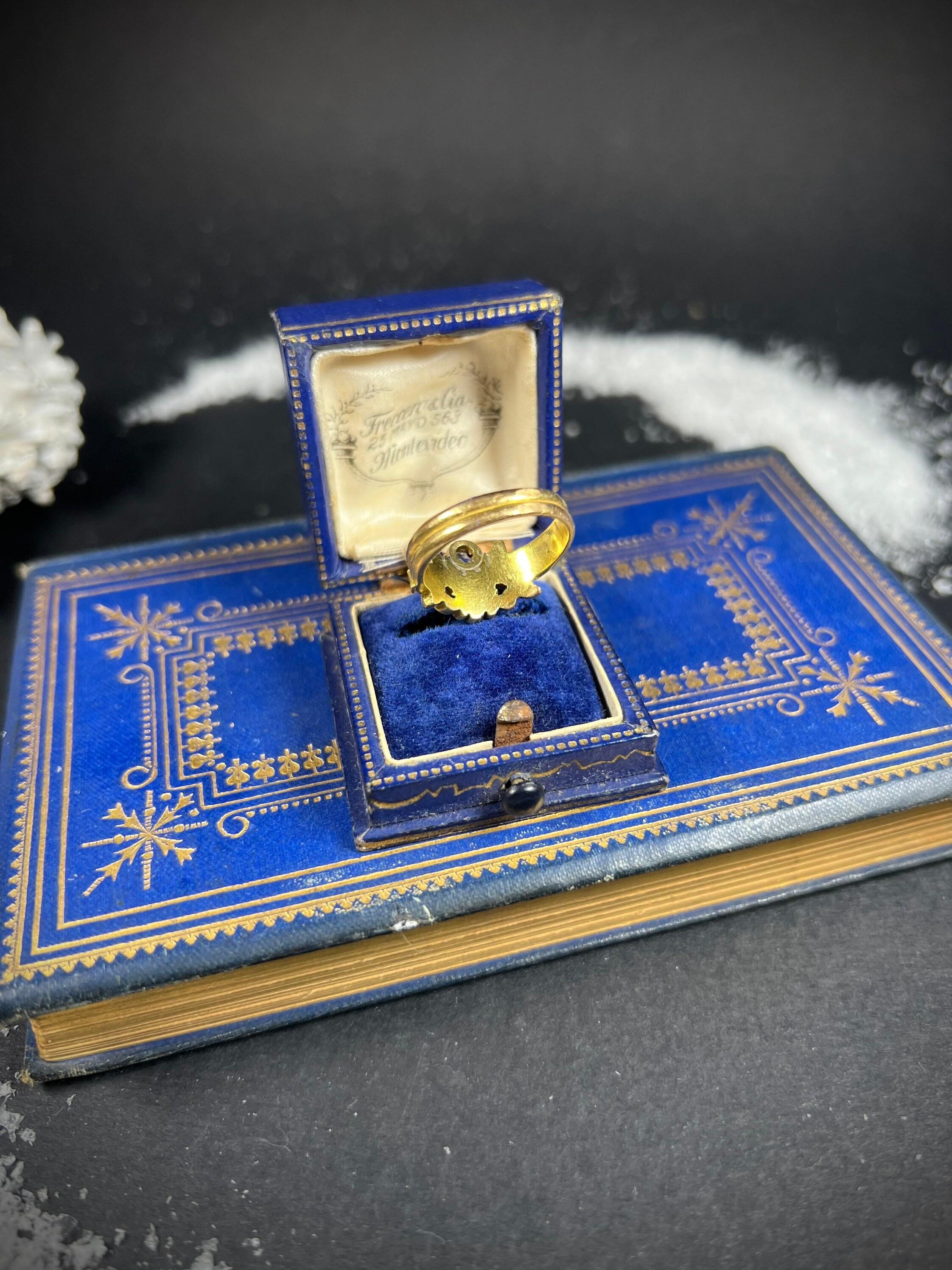 Women's or Men's Antique 18ct Gold Art Nouveau Rose Cut Diamond Ring hand carved floral detail For Sale