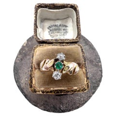 Anello antico in oro 18 carati, in stile Art Nouveau, con tre pietre: smeraldo e diamanti