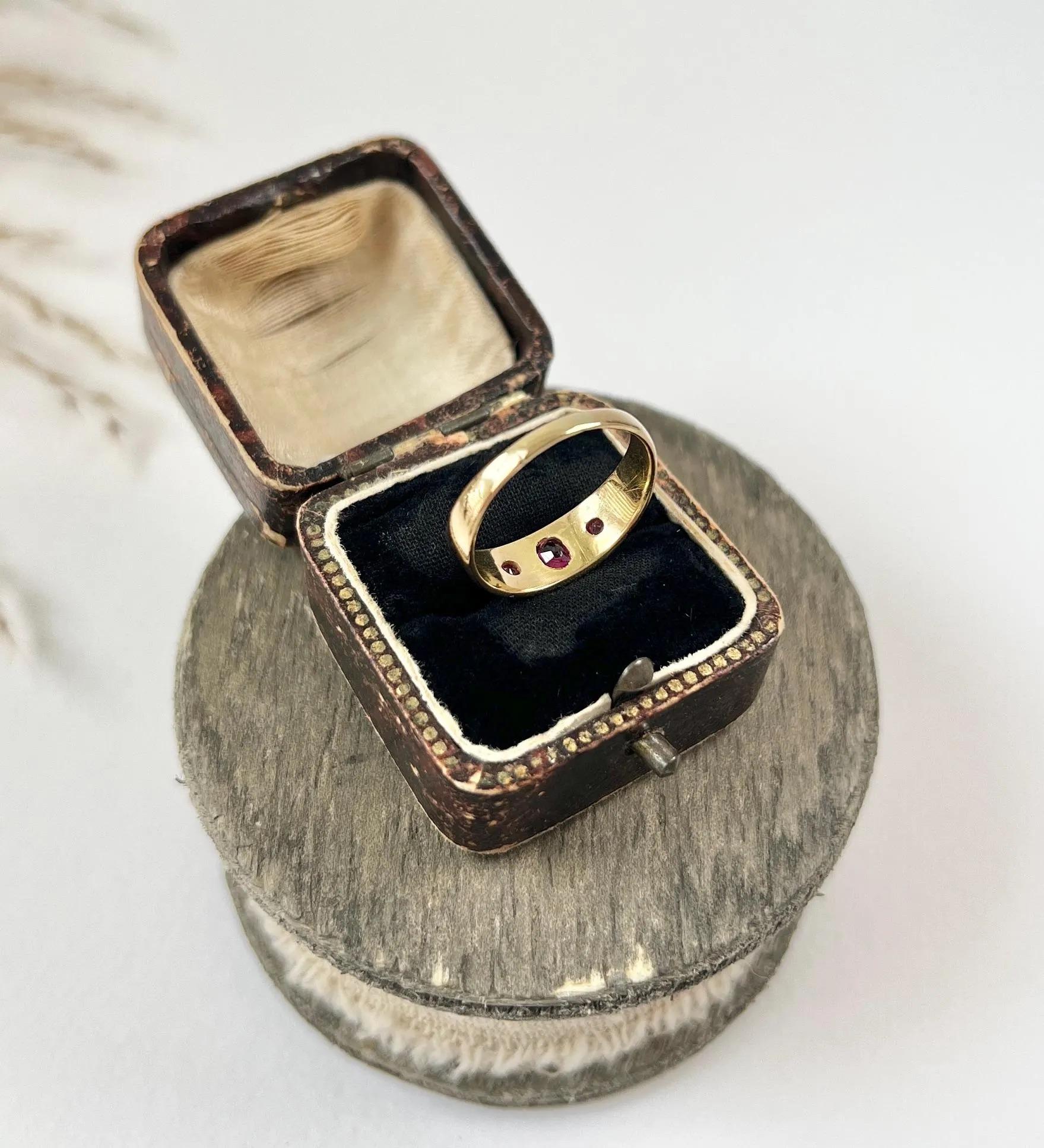Antique 18ct Gold Birmingham Hallmarked, Edwardian 5 Stone Ruby & Pearl Ring In Good Condition In Brighton, GB