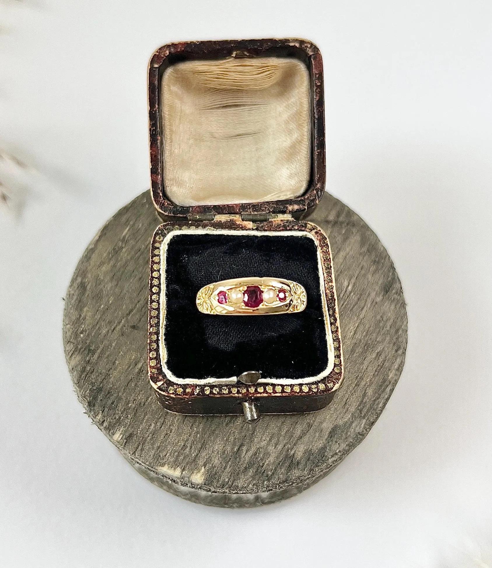 Women's or Men's Antique 18ct Gold Birmingham Hallmarked, Edwardian 5 Stone Ruby & Pearl Ring