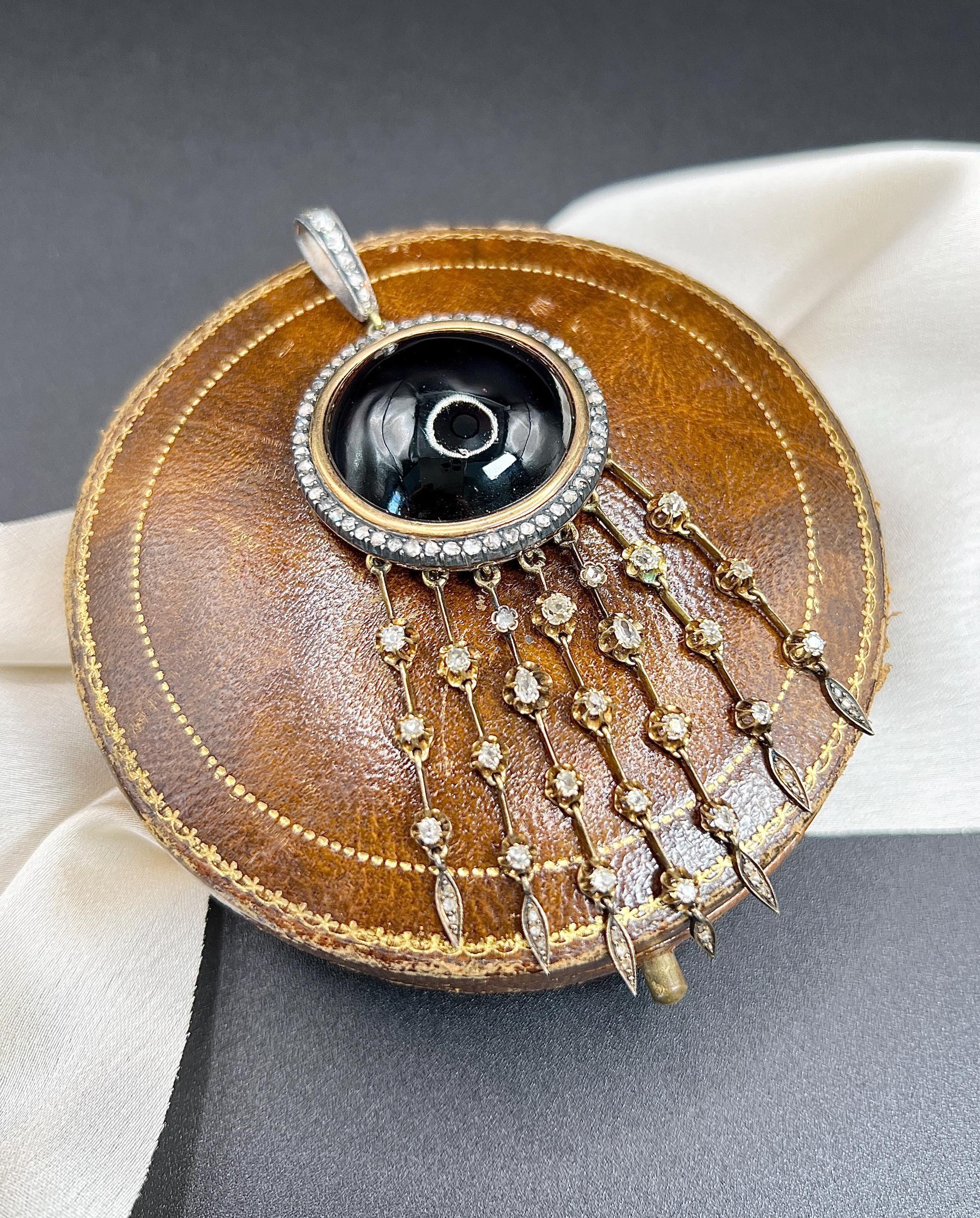 Cabochon Antico ciondolo con granato cabochon e diamanti in oro 18ct di epoca vittoriana in vendita