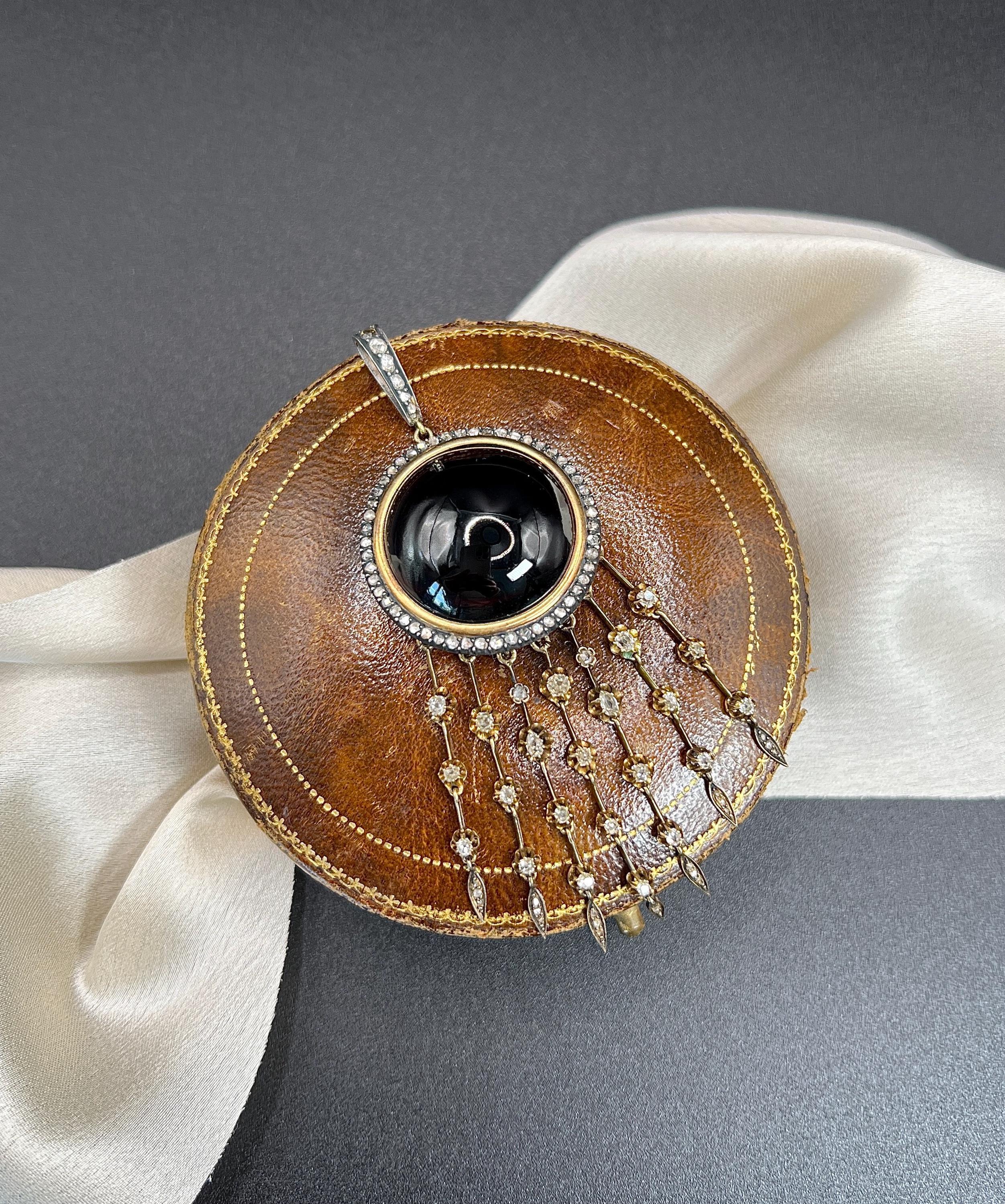 da uomo o donna Antico ciondolo con granato cabochon e diamanti in oro 18ct di epoca vittoriana in vendita