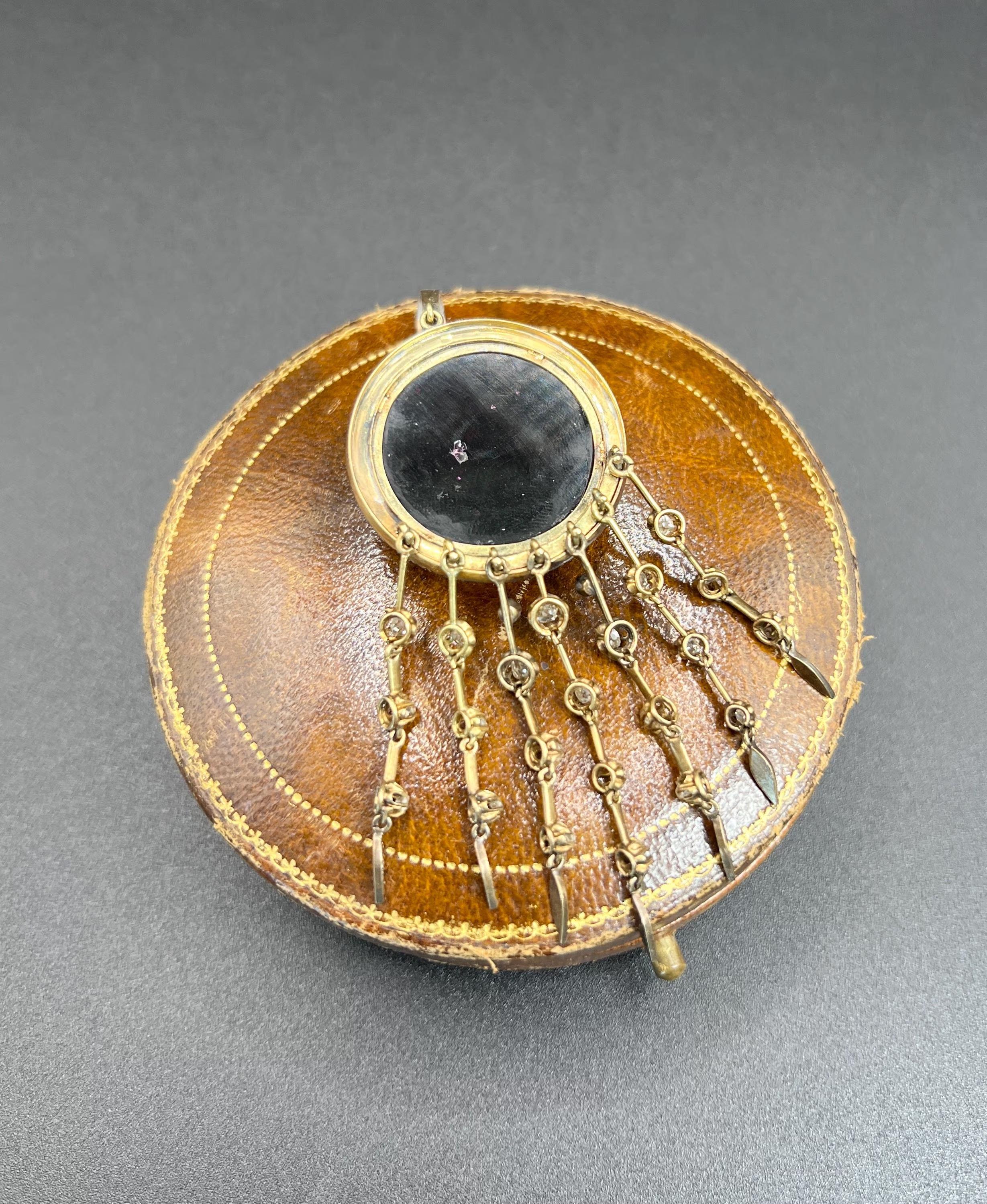 Antico ciondolo con granato cabochon e diamanti in oro 18ct di epoca vittoriana in vendita 1