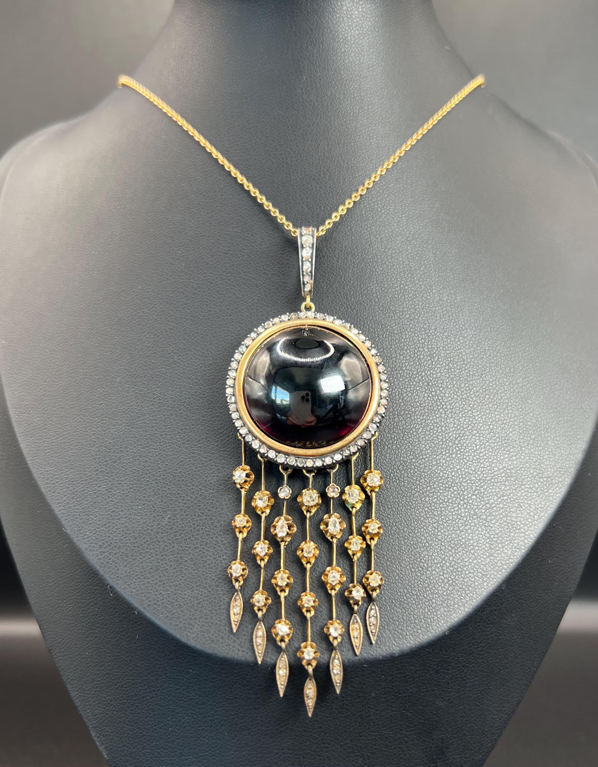 Antico ciondolo con granato cabochon e diamanti in oro 18ct di epoca vittoriana in vendita 3