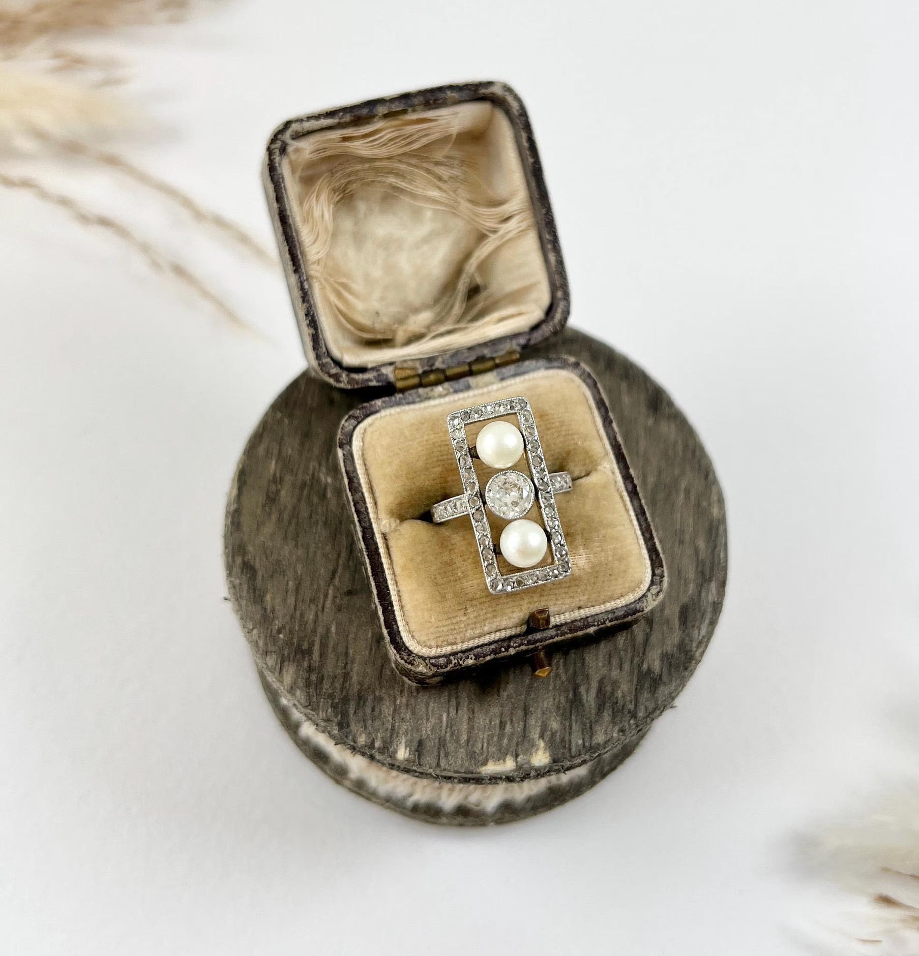 Women's or Men's Antique 18ct Gold, Edwardian 0.70ct Diamond & Pearl Rectangular Ring For Sale