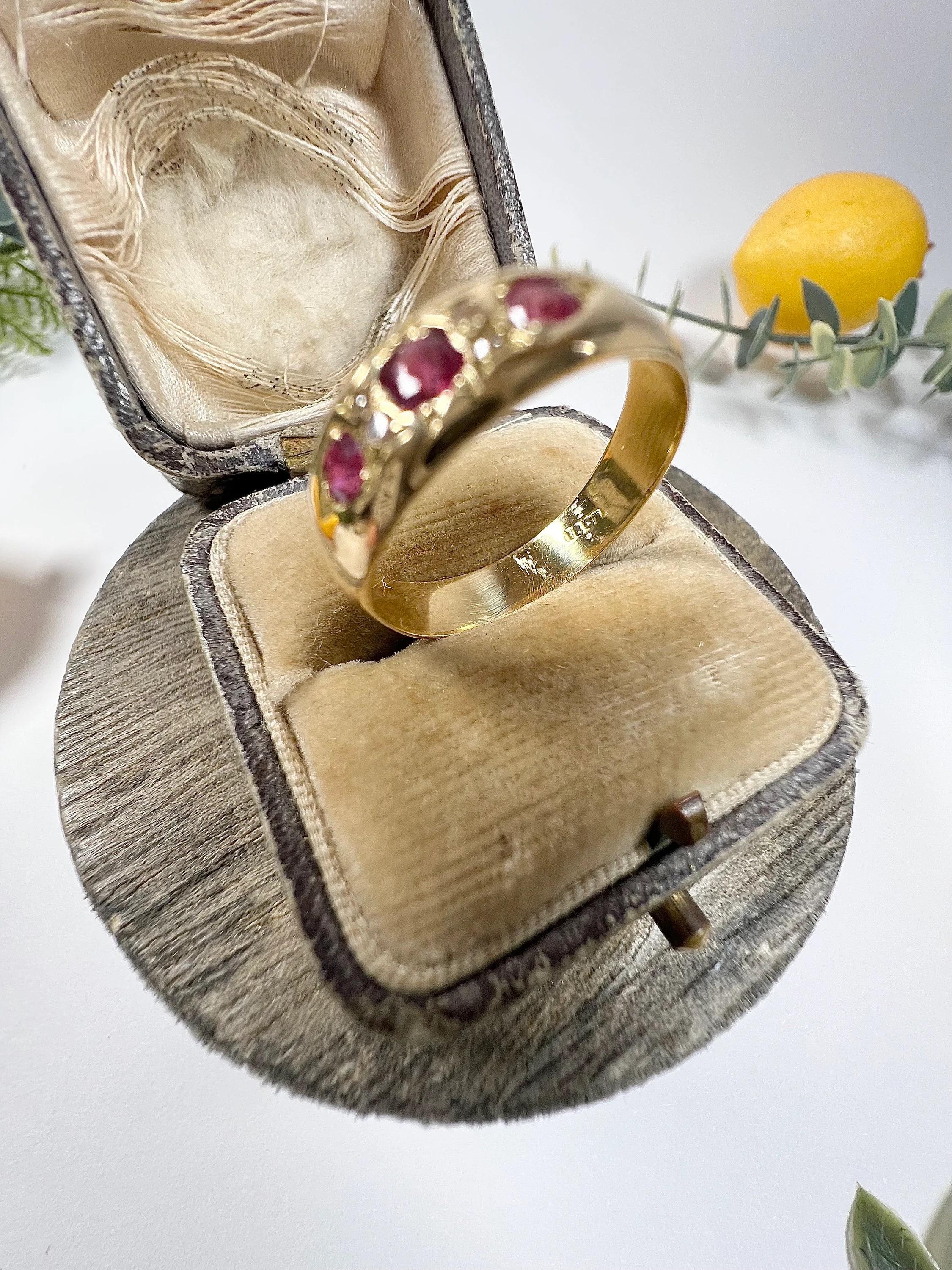 Old European Cut Antique 18ct Gold Edwardian 3 Stone Ruby & Diamond Ring For Sale