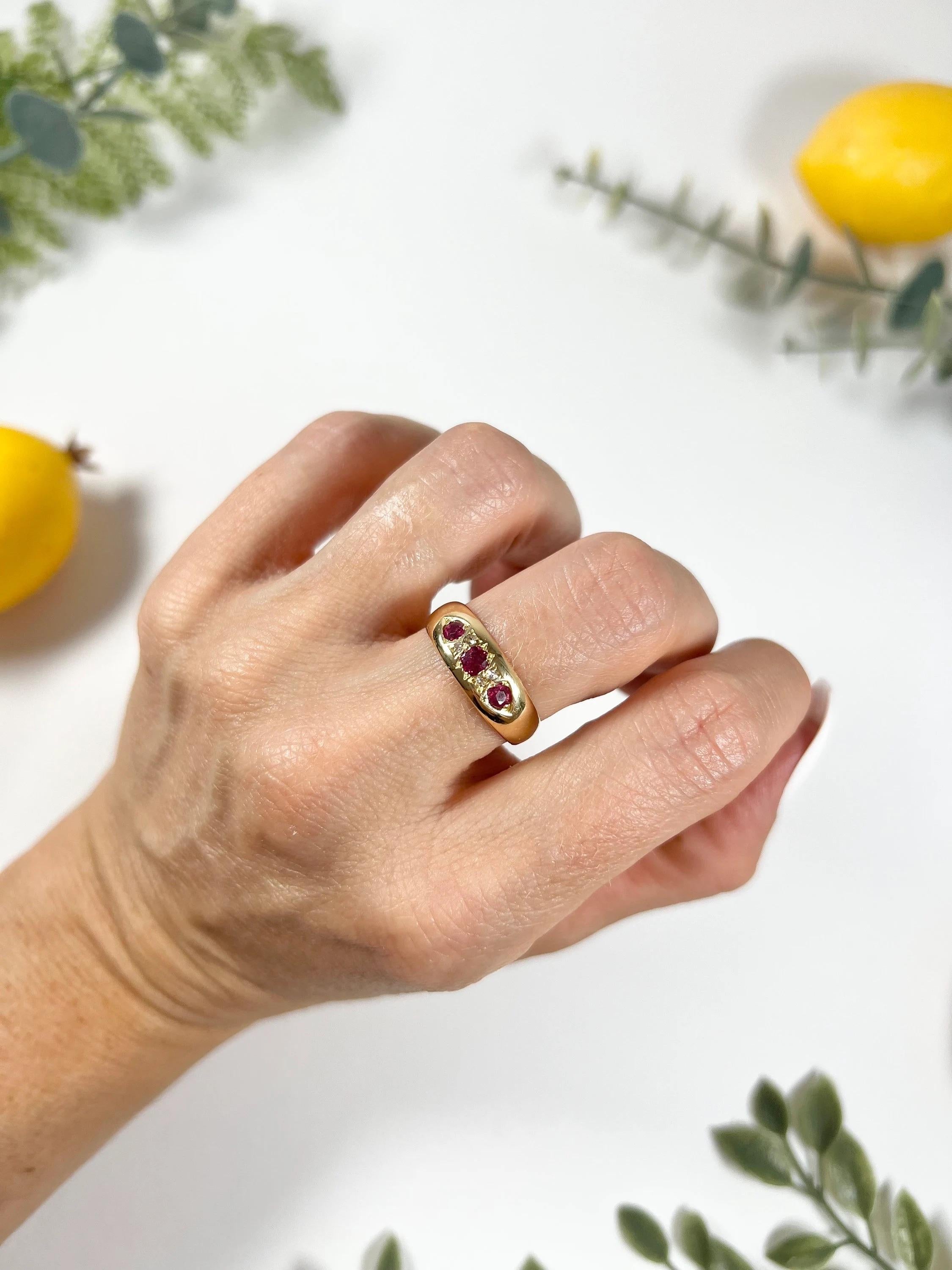 Antique 18ct Gold Edwardian 3 Stone Ruby & Diamond Ring In Good Condition For Sale In Brighton, GB