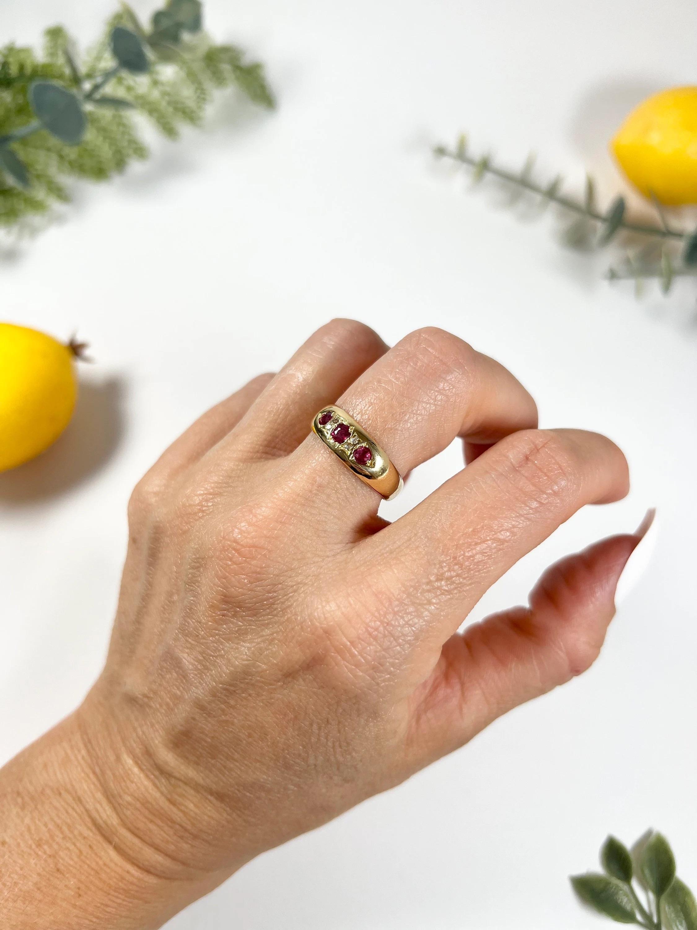 Women's or Men's Antique 18ct Gold Edwardian 3 Stone Ruby & Diamond Ring For Sale