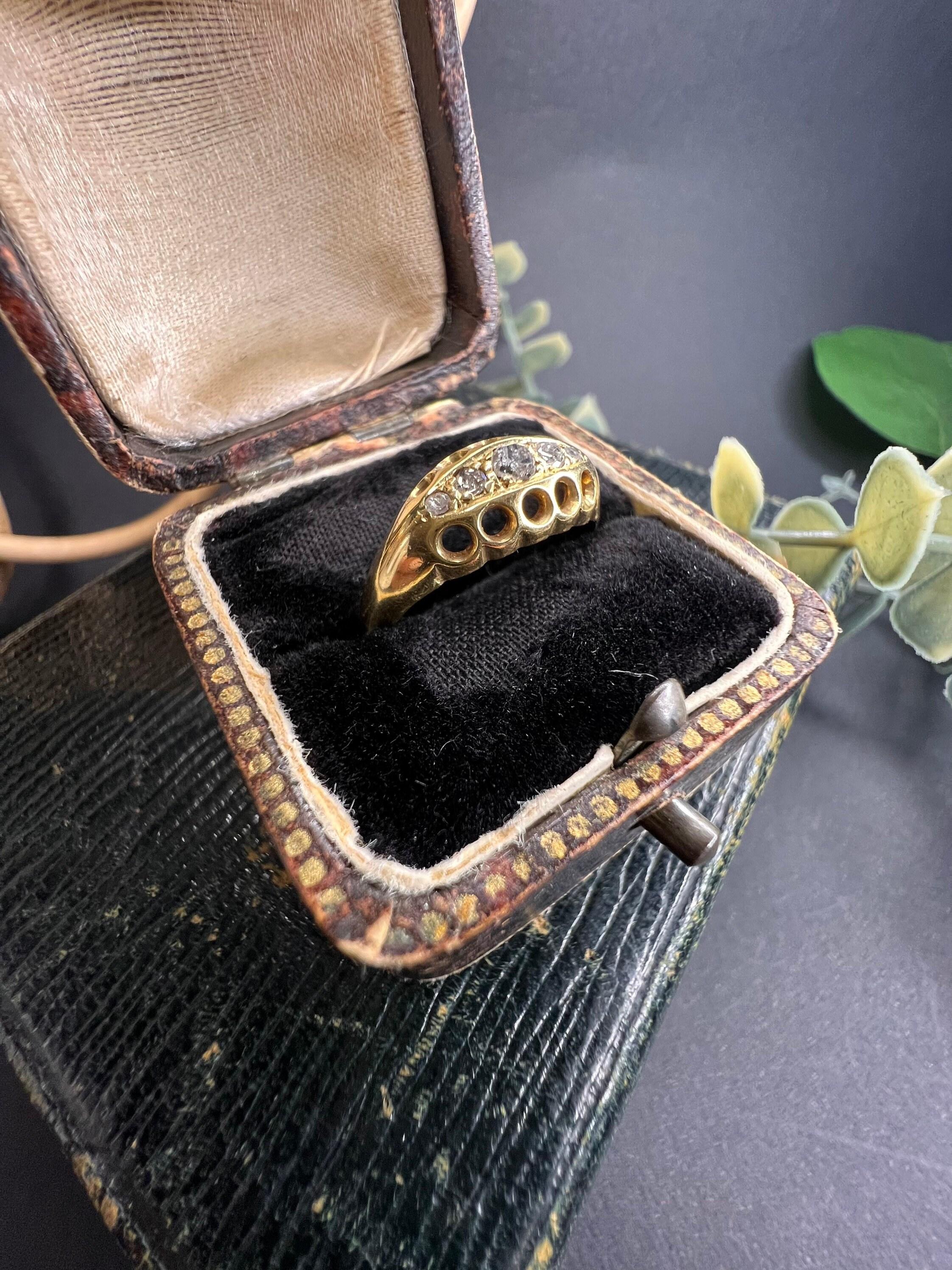  Bague édouardienne ancienne en or 18 carats à 5 pierres et diamants en vente 6