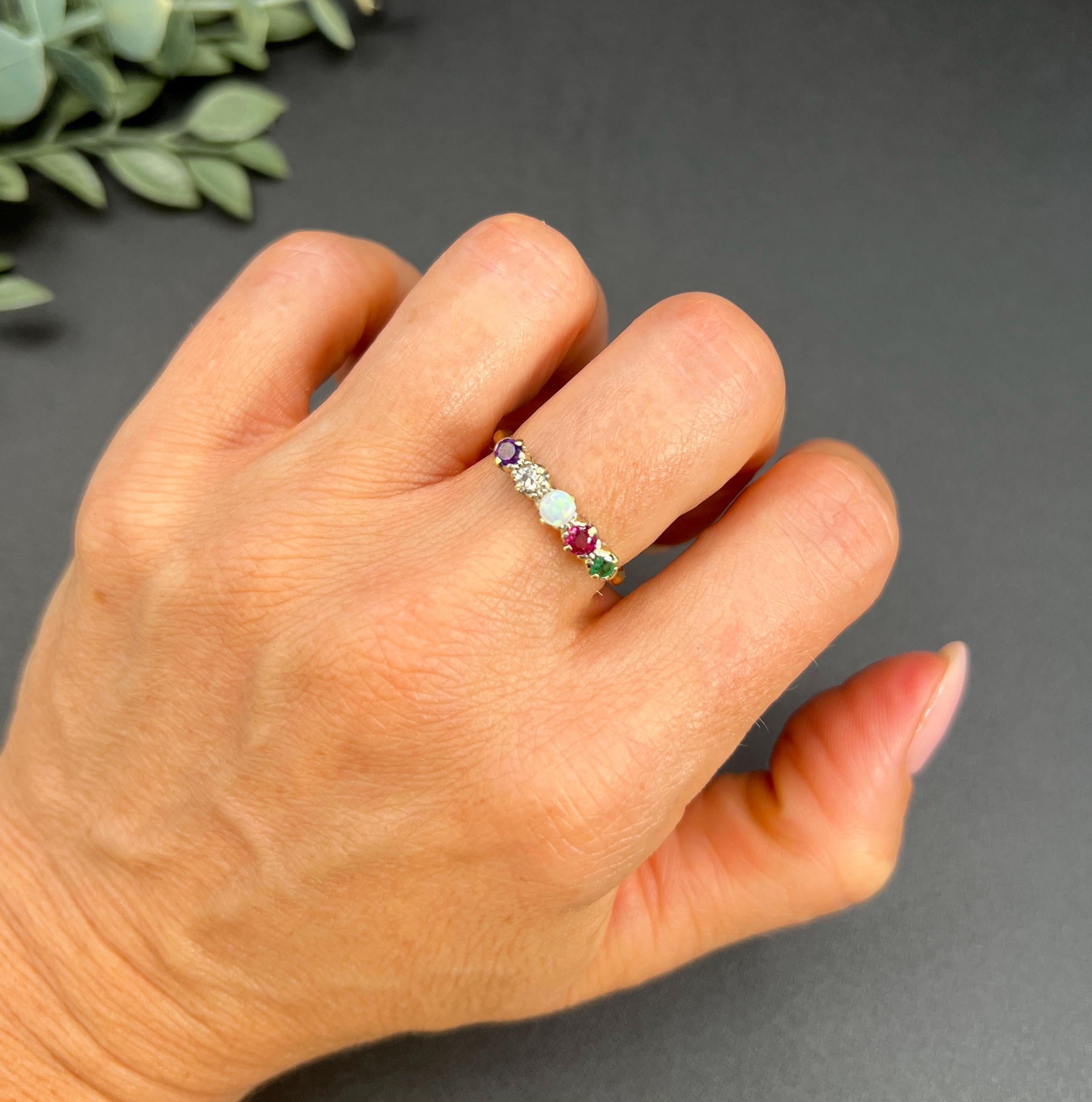 Antiker Adore Ring 

18ct Gelbgold

CIRCA 1900

Wir präsentieren diesen atemberaubenden ADORE Ring aus 18 Karat Gelbgold, ein wahrer Inbegriff von Eleganz und Charme. Dieser fabelhafte edwardianische Akrostichonring ist mit einem bezaubernden