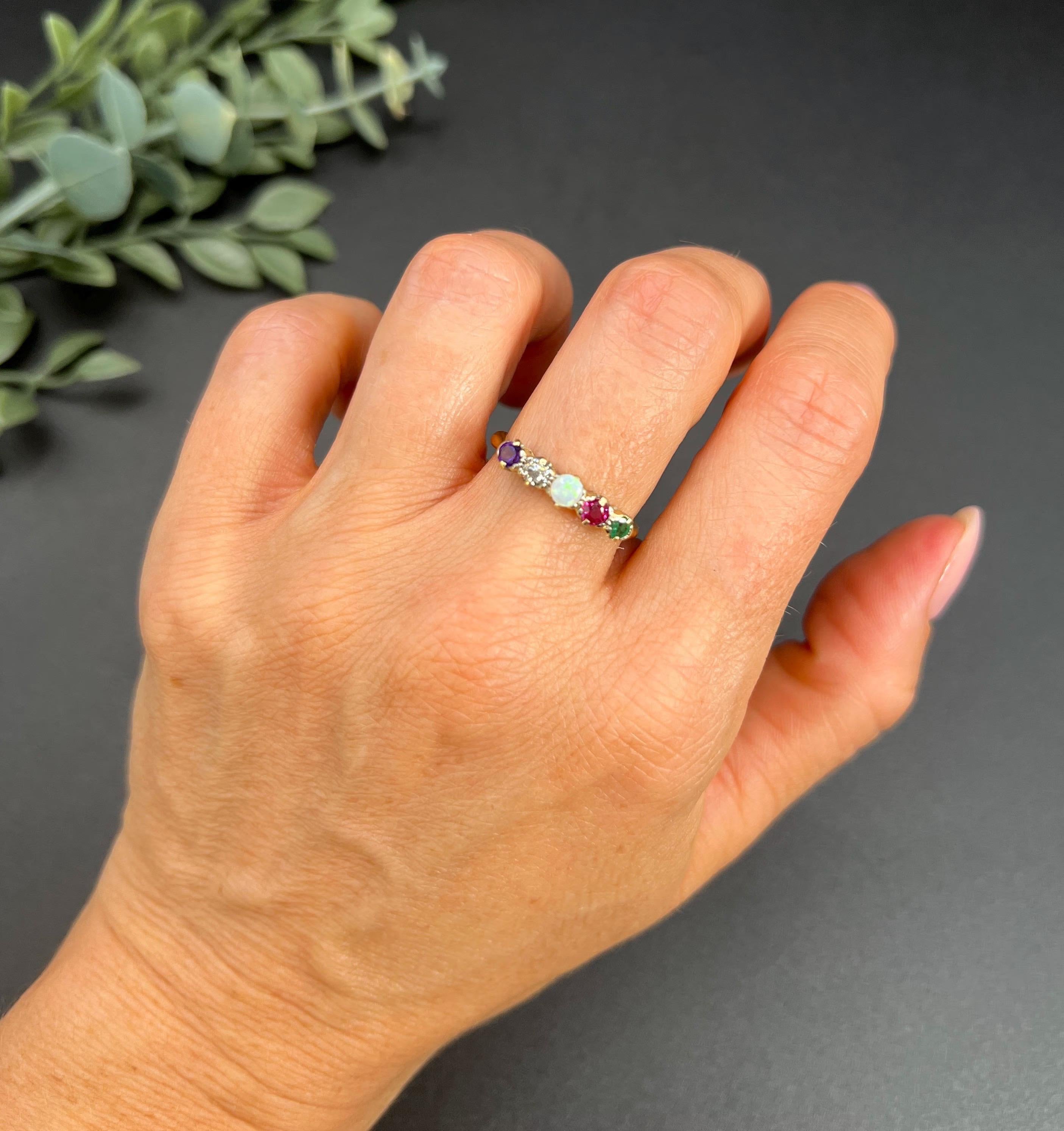 Antiker Ring aus 18 Karat Gold, Edwardian ADORE Amethyst, Diamant, Opal, Rubin und Smaragd (Rundschliff) im Angebot