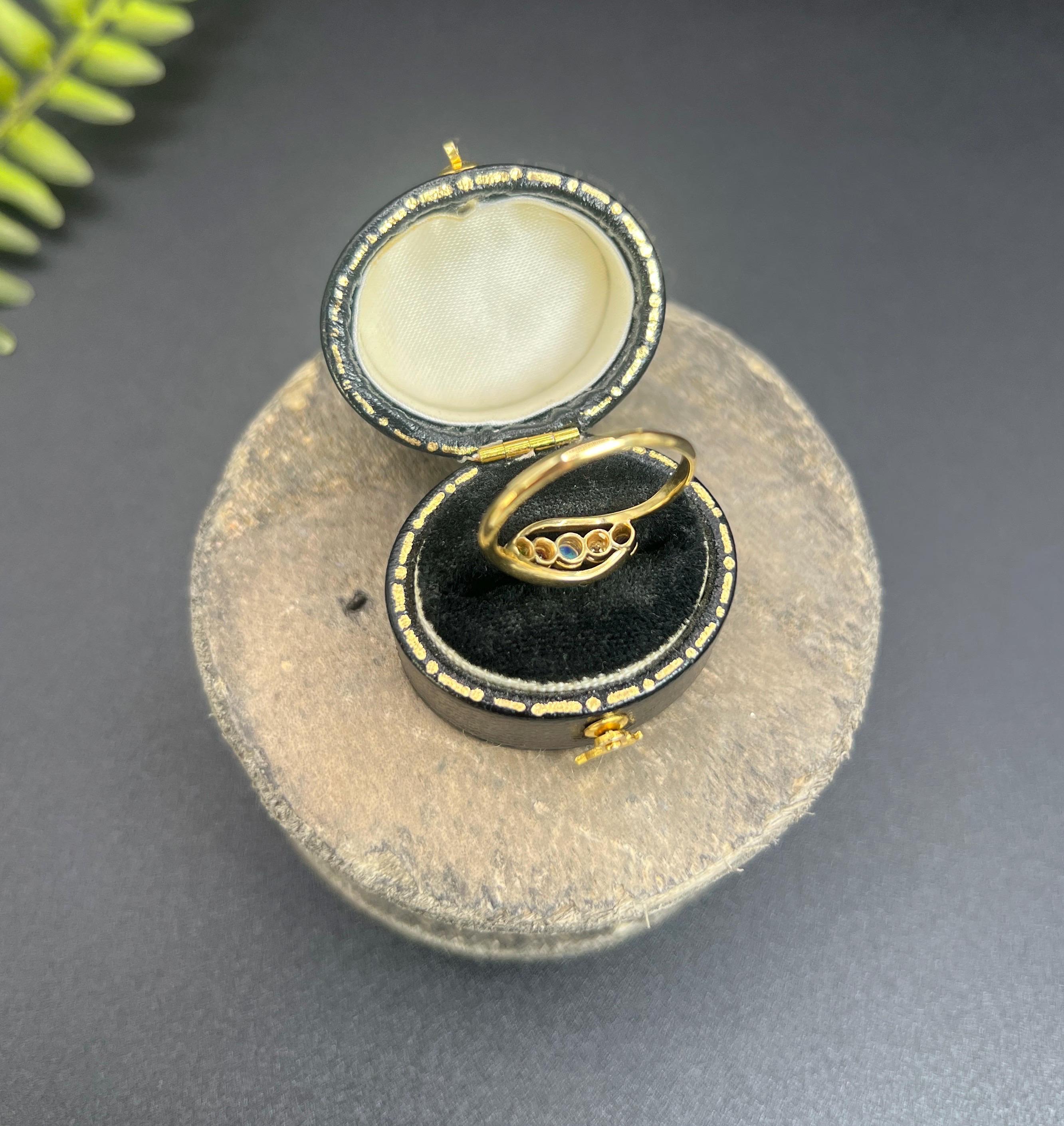 Taille ronde Bague ancienne édouardienne ADORE en or 18 carats, améthyste, diamant, opale, rubis et émeraude en vente