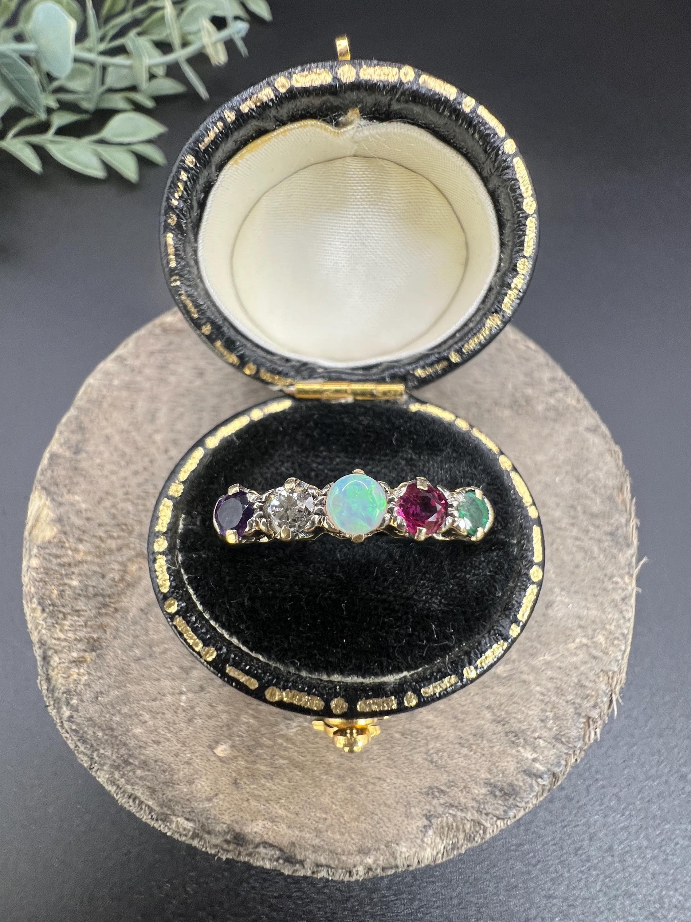 Antiker Ring aus 18 Karat Gold, Edwardian ADORE Amethyst, Diamant, Opal, Rubin und Smaragd im Zustand „Gut“ im Angebot in Brighton, GB