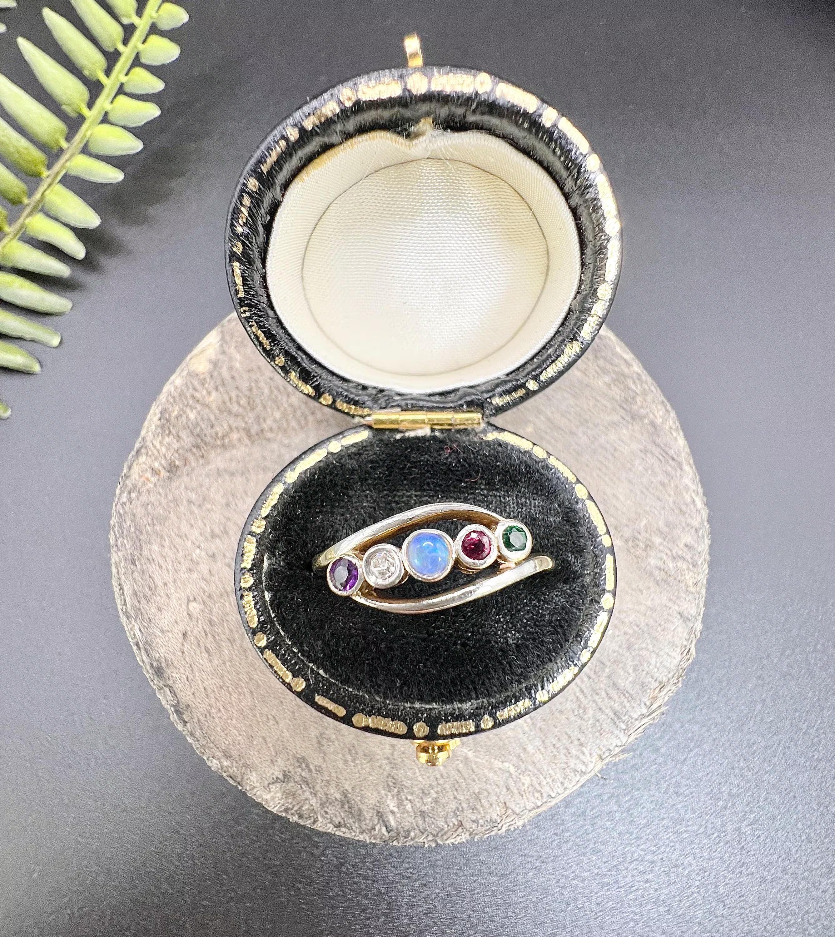 Bague ancienne édouardienne ADORE en or 18 carats, améthyste, diamant, opale, rubis et émeraude Bon état - En vente à Brighton, GB