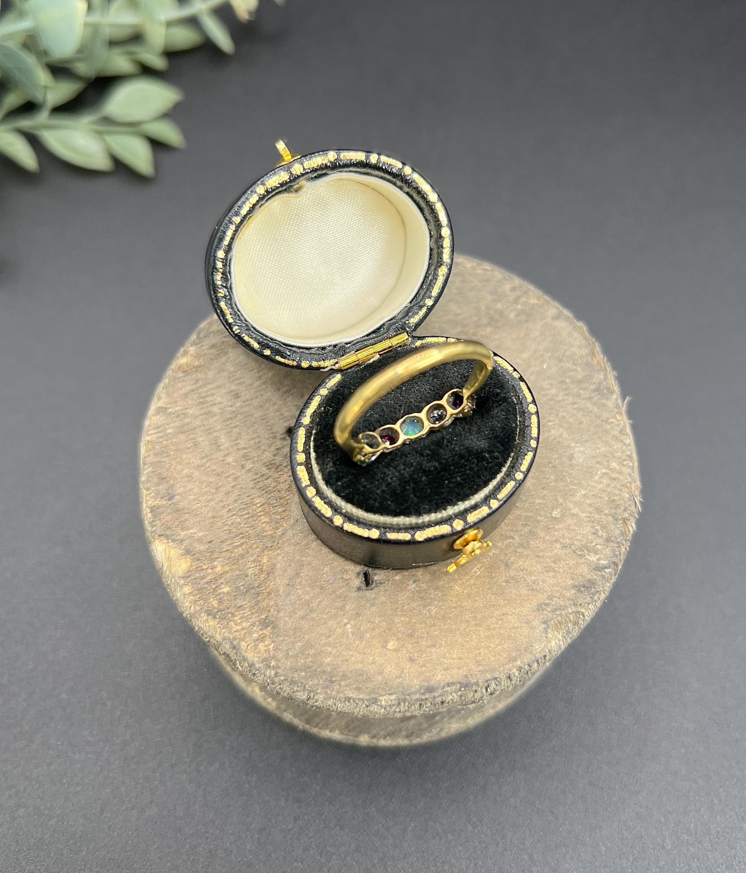 Antiker Ring aus 18 Karat Gold, Edwardian ADORE Amethyst, Diamant, Opal, Rubin und Smaragd für Damen oder Herren im Angebot