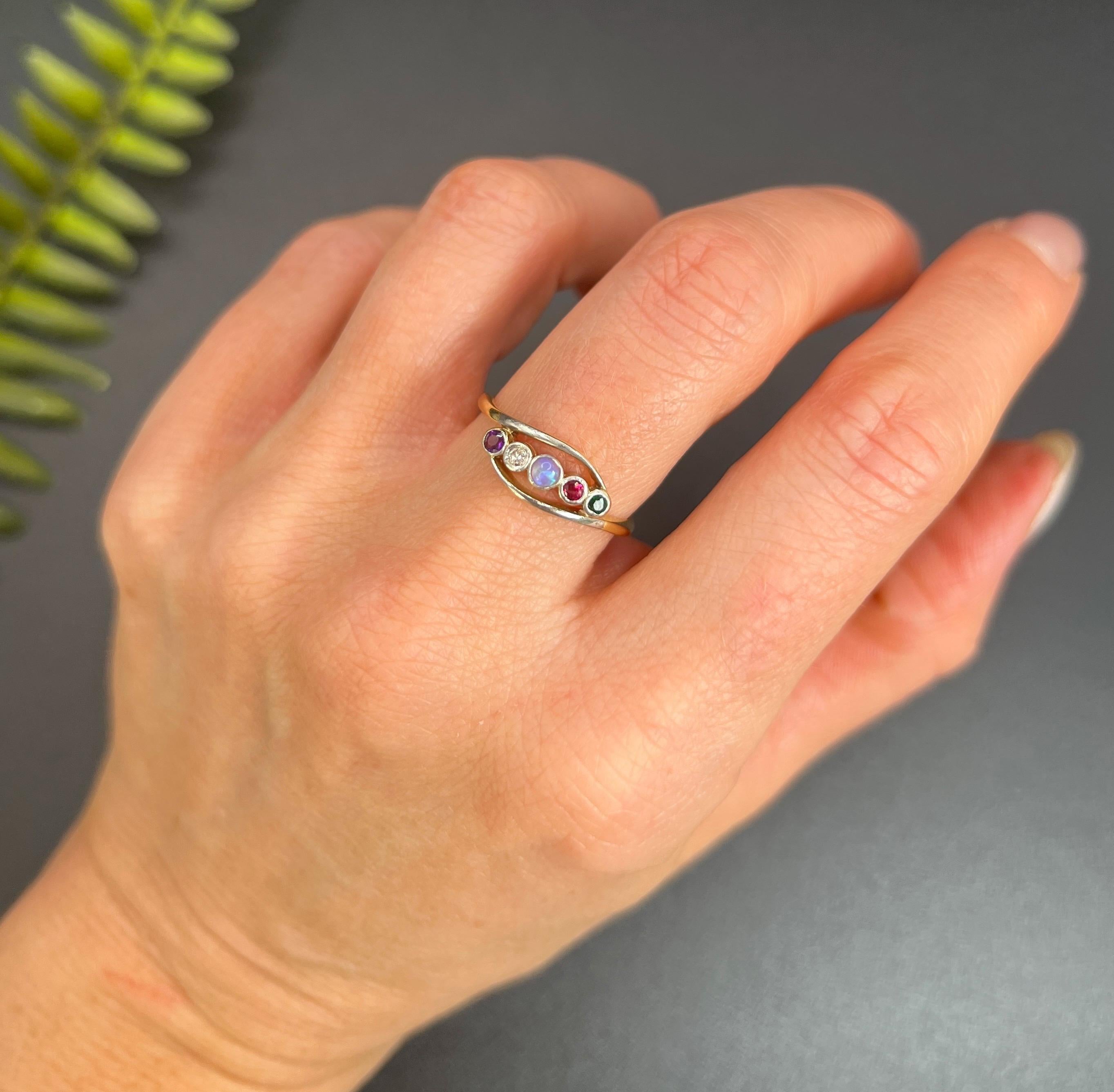 Bague ancienne édouardienne ADORE en or 18 carats, améthyste, diamant, opale, rubis et émeraude en vente 1