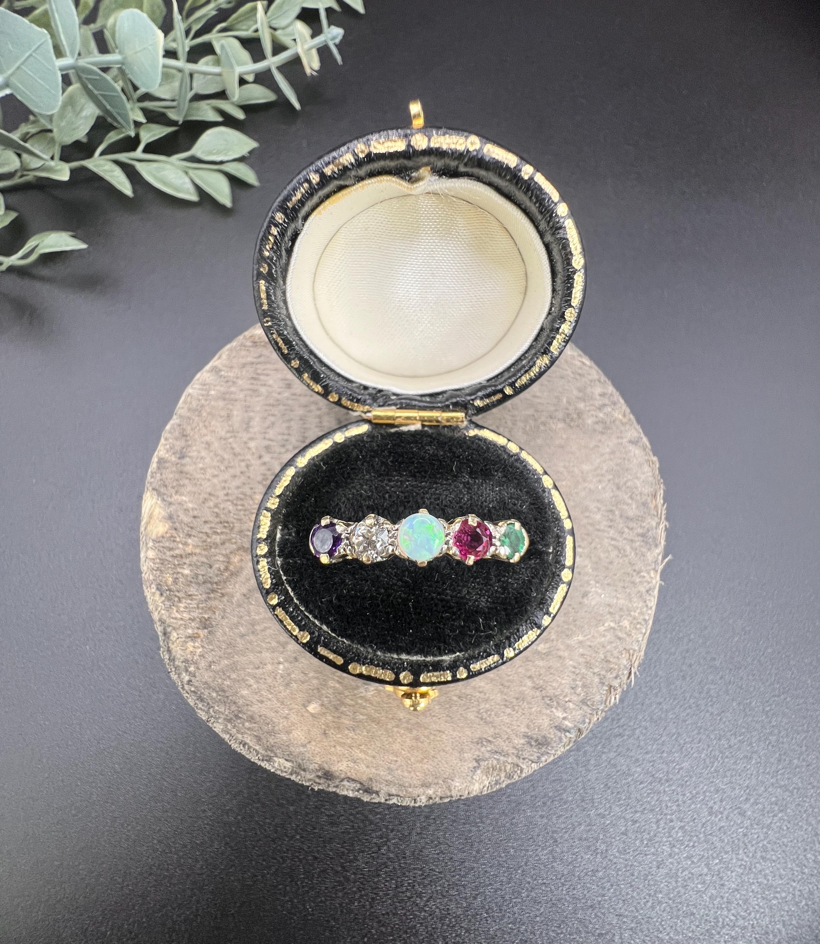 Antiker Ring aus 18 Karat Gold, Edwardian ADORE Amethyst, Diamant, Opal, Rubin und Smaragd im Angebot 3