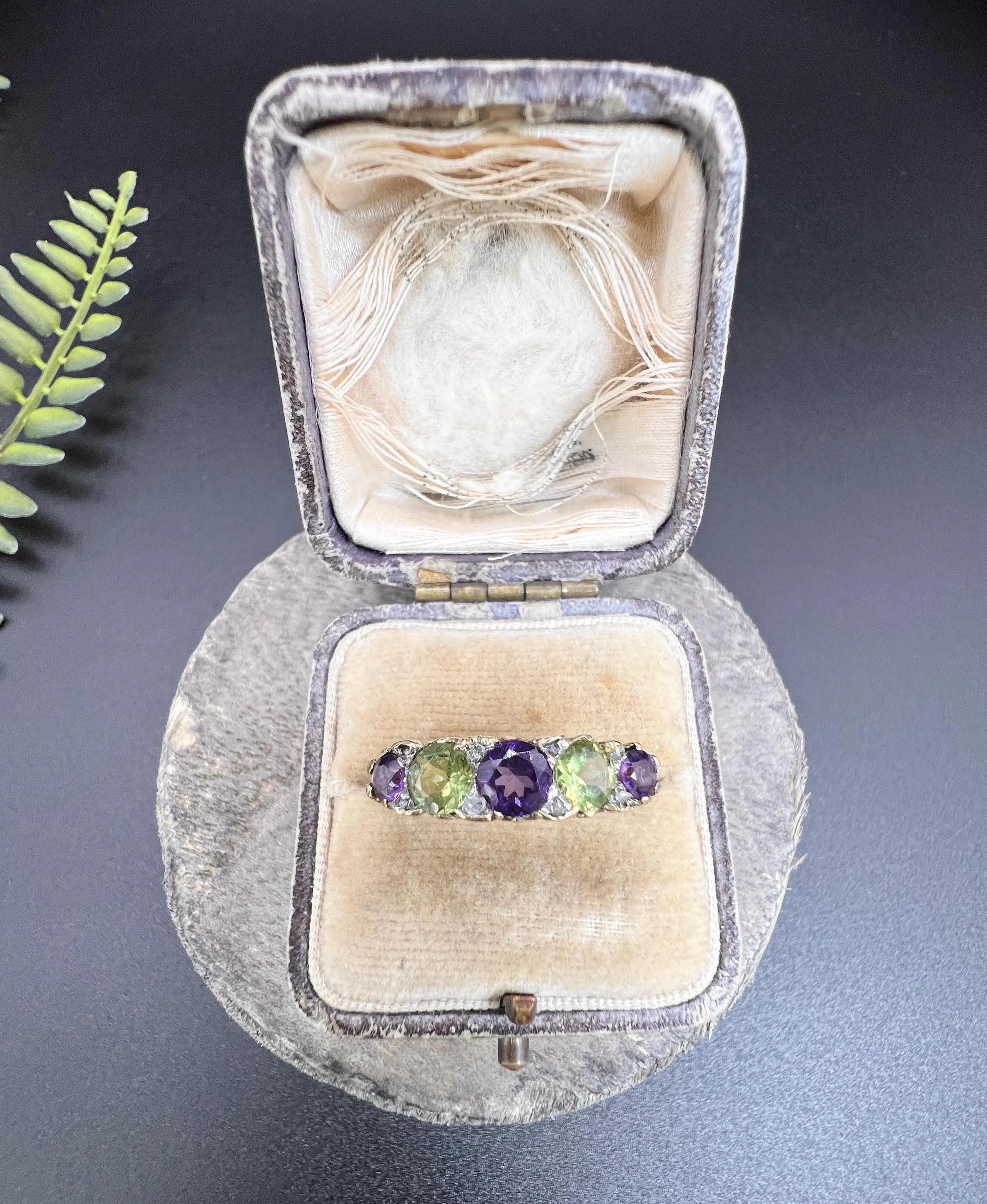 Antique 18ct Gold, Edwardian Amethyst, Peridot & Diamond Carved Suffragette Ring In Good Condition For Sale In Brighton, GB