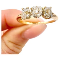 Antiguo anillo de oro de 18 ct, eduardiano, circa 1900, con tres diamantes