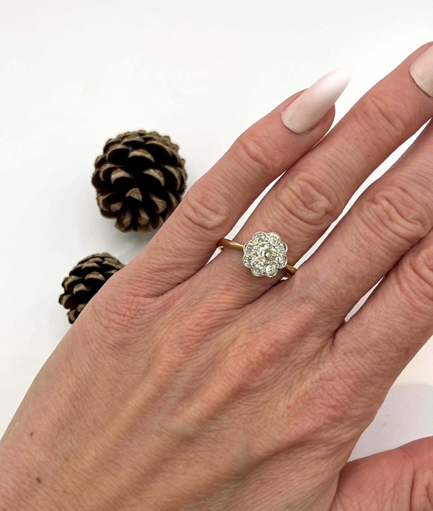 Anello antico con diamante a margherita 

oro 18ct

Circa 1910

Ti presentiamo uno splendido anello edoardiano con diamante e margherita, realizzato in oro giallo 18ct e platino. L'anello presenta un bellissimo design a margherita ornato da nove