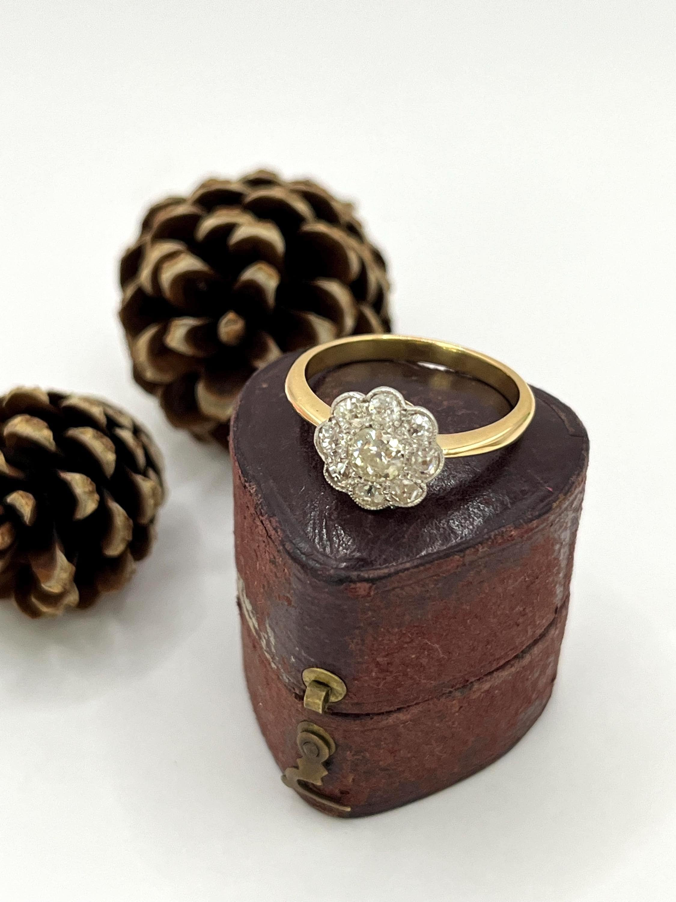 Edoardiano Antico anello a margherita con diamante in oro 18 ct. in vendita