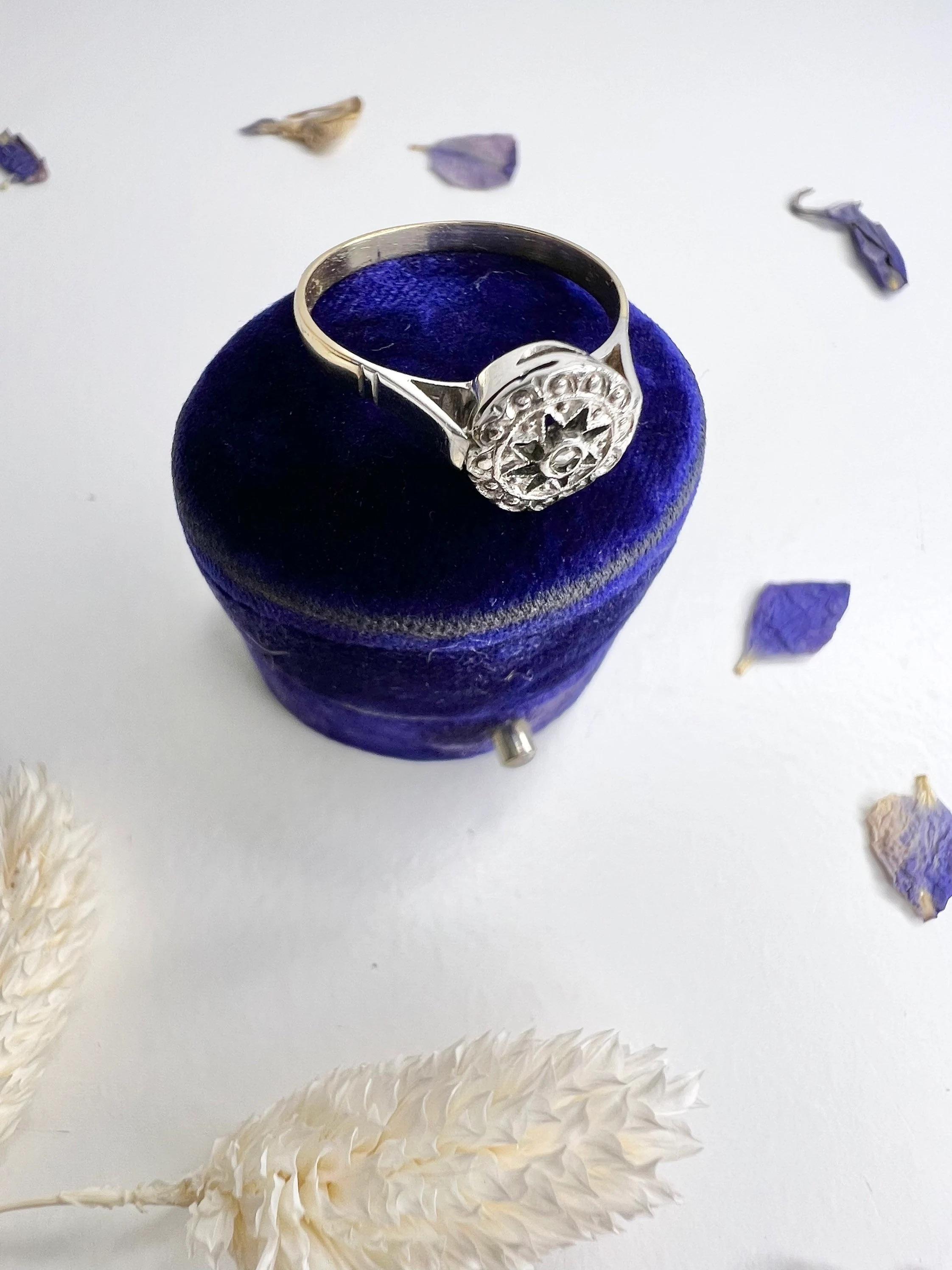 Antiker edwardianischer Illusion-Ring aus 18 Karat Gold mit Diamanten im Angebot 3