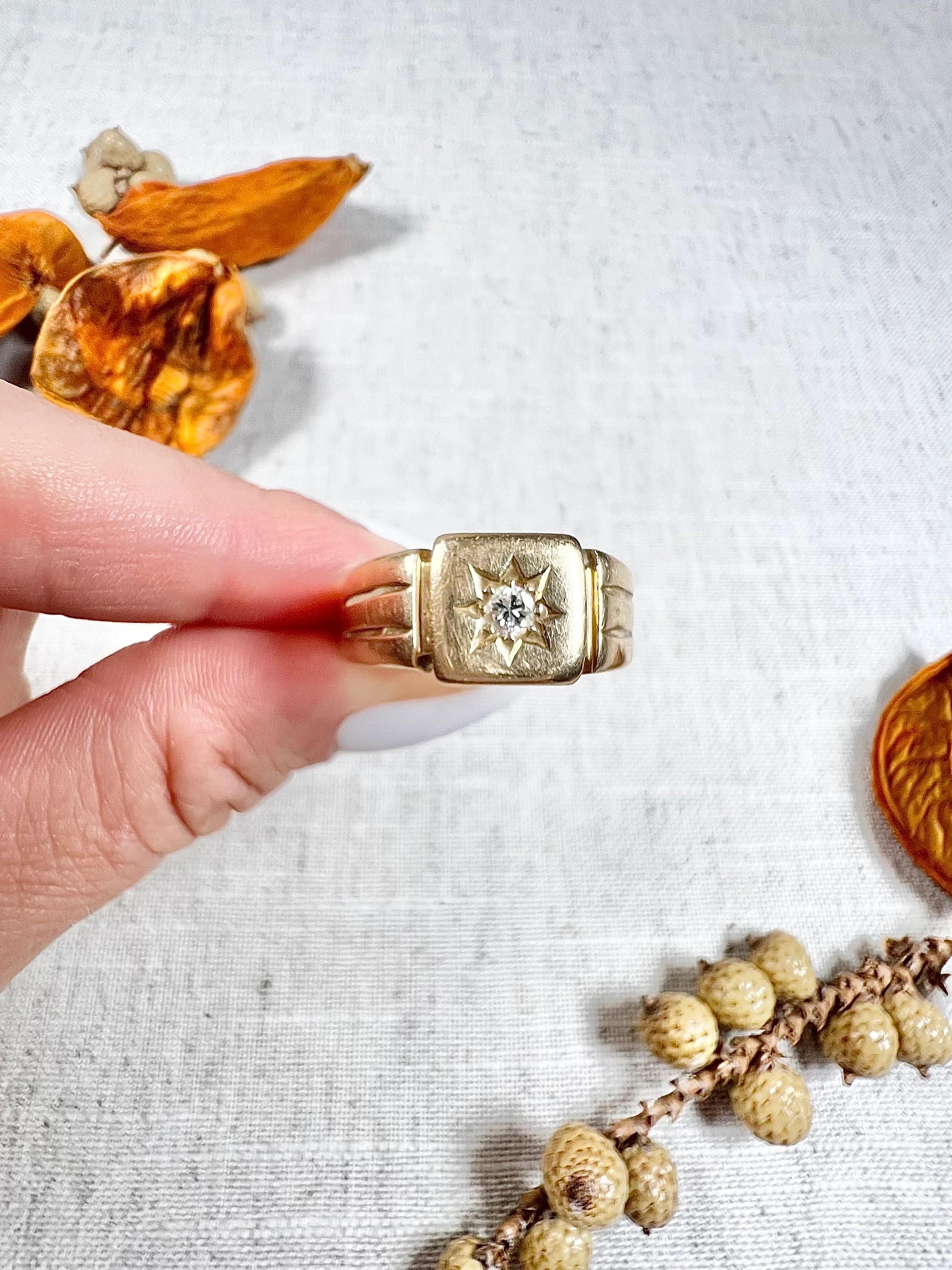 Bague de chevalière ancienne 

Or 18ct estampillé 

Poinçonné Birmingham 1902

A&M T W M

Il s'agit d'une superbe chevalière carrée en or 18ct de l'époque édouardienne, dont le centre est orné d'un diamant serti d'une étoile. La solidité du design