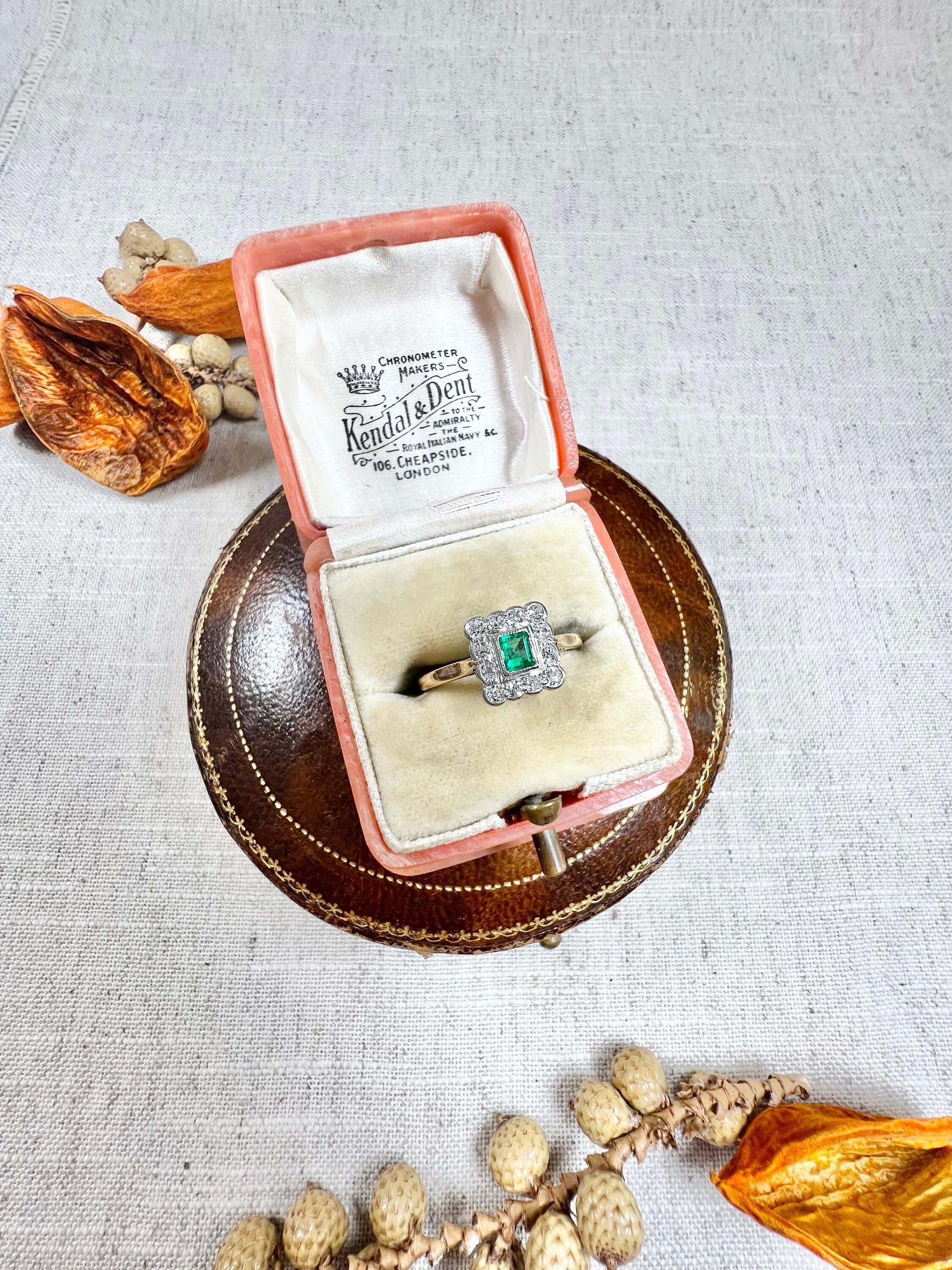Antique 18ct Gold Edwardian Emerald & Diamond Square Cluster Ring In Good Condition For Sale In Brighton, GB
