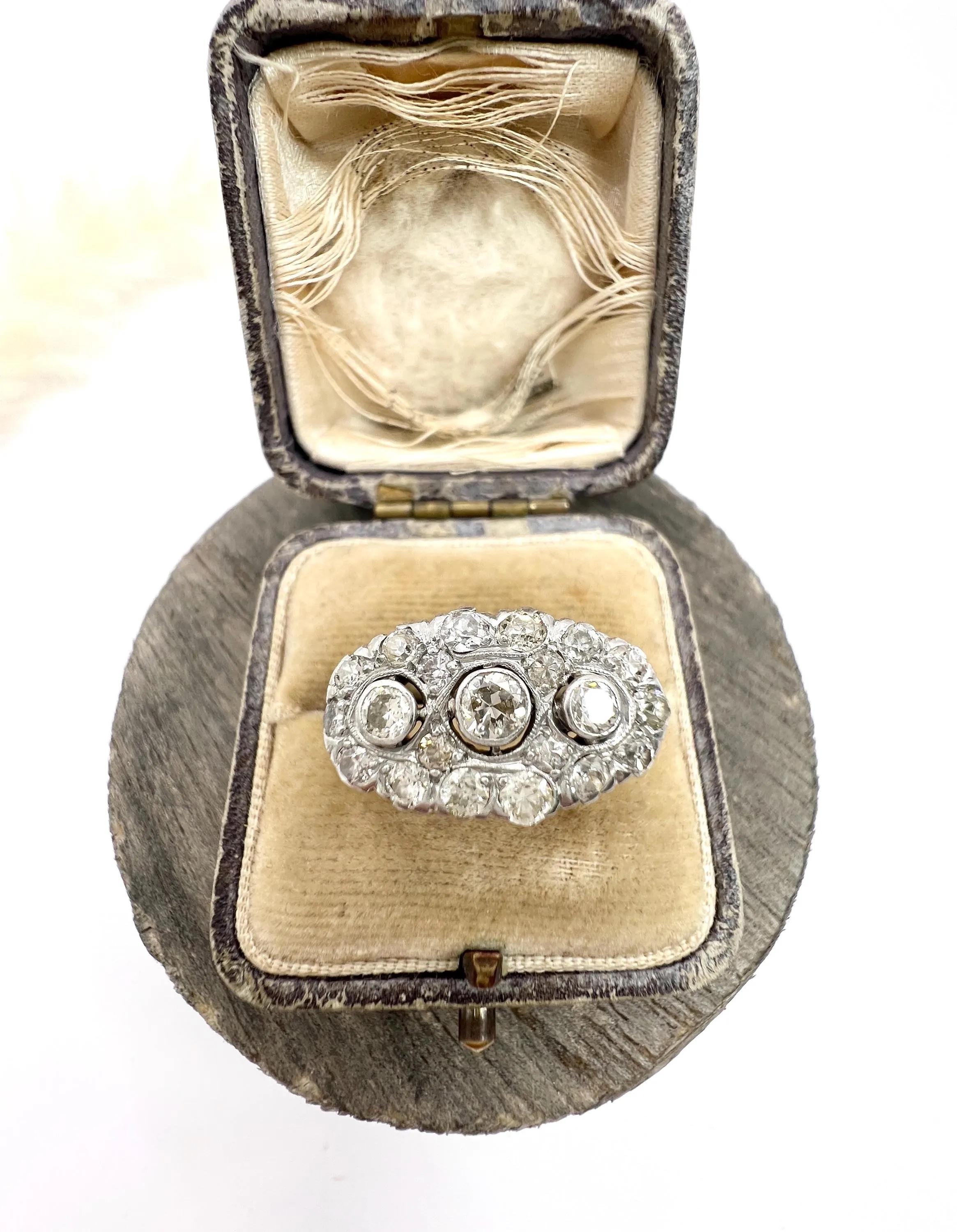 Antique 18ct Gold, Edwardian era Diamond Three Stone Cluster Ring In Good Condition For Sale In Brighton, GB