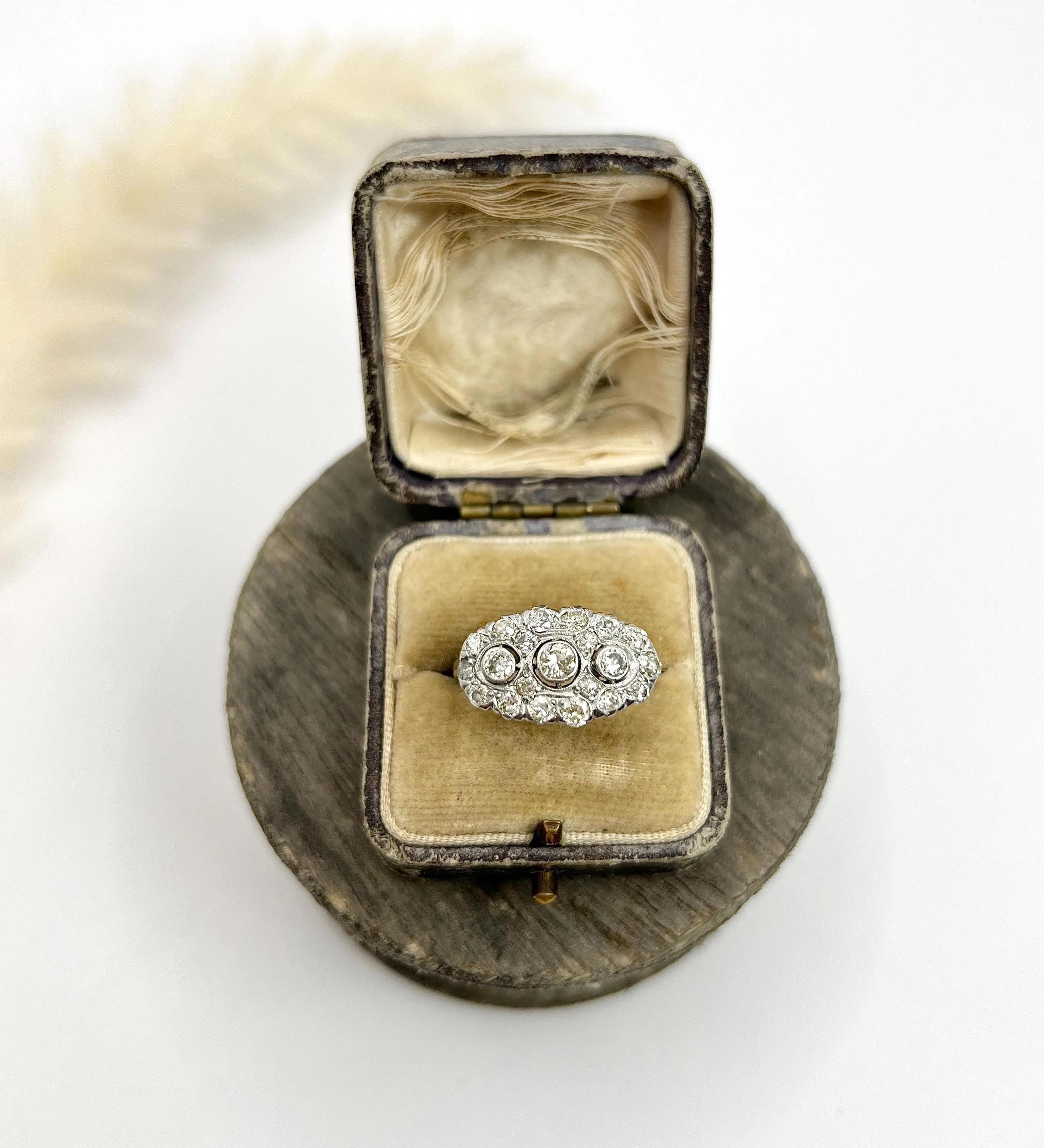 Women's or Men's Antique 18ct Gold, Edwardian era Diamond Three Stone Cluster Ring For Sale