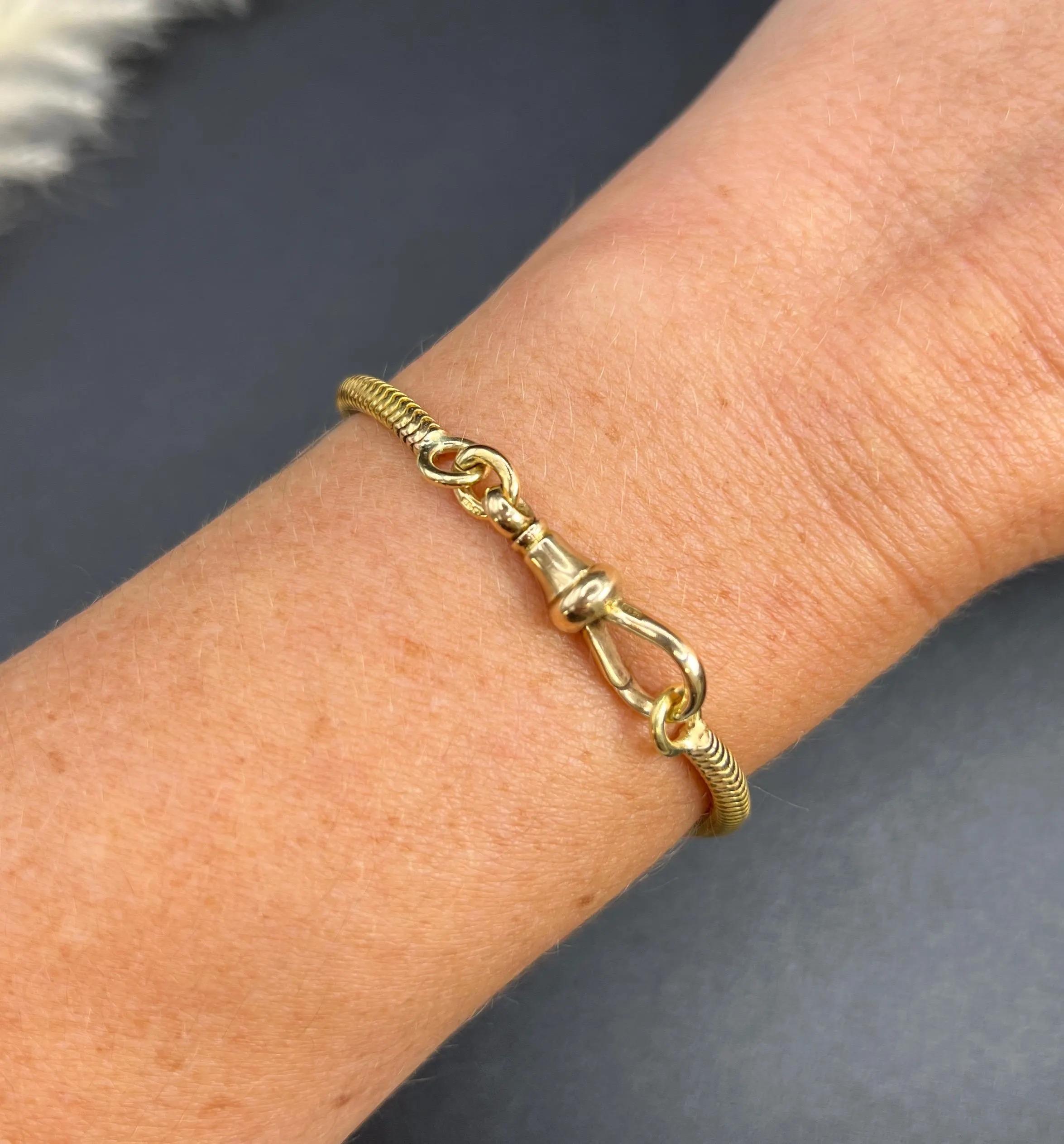 Pulsera serpiente antigua 

oro 18ct

Alrededor de 1900

Esta exquisita pulsera exhibe un impresionante trabajo artesanal en oro de 18 quilates, con un exclusivo diseño de eslabón de serpiente que se retuerce y gira con elegancia. Asegurada con un