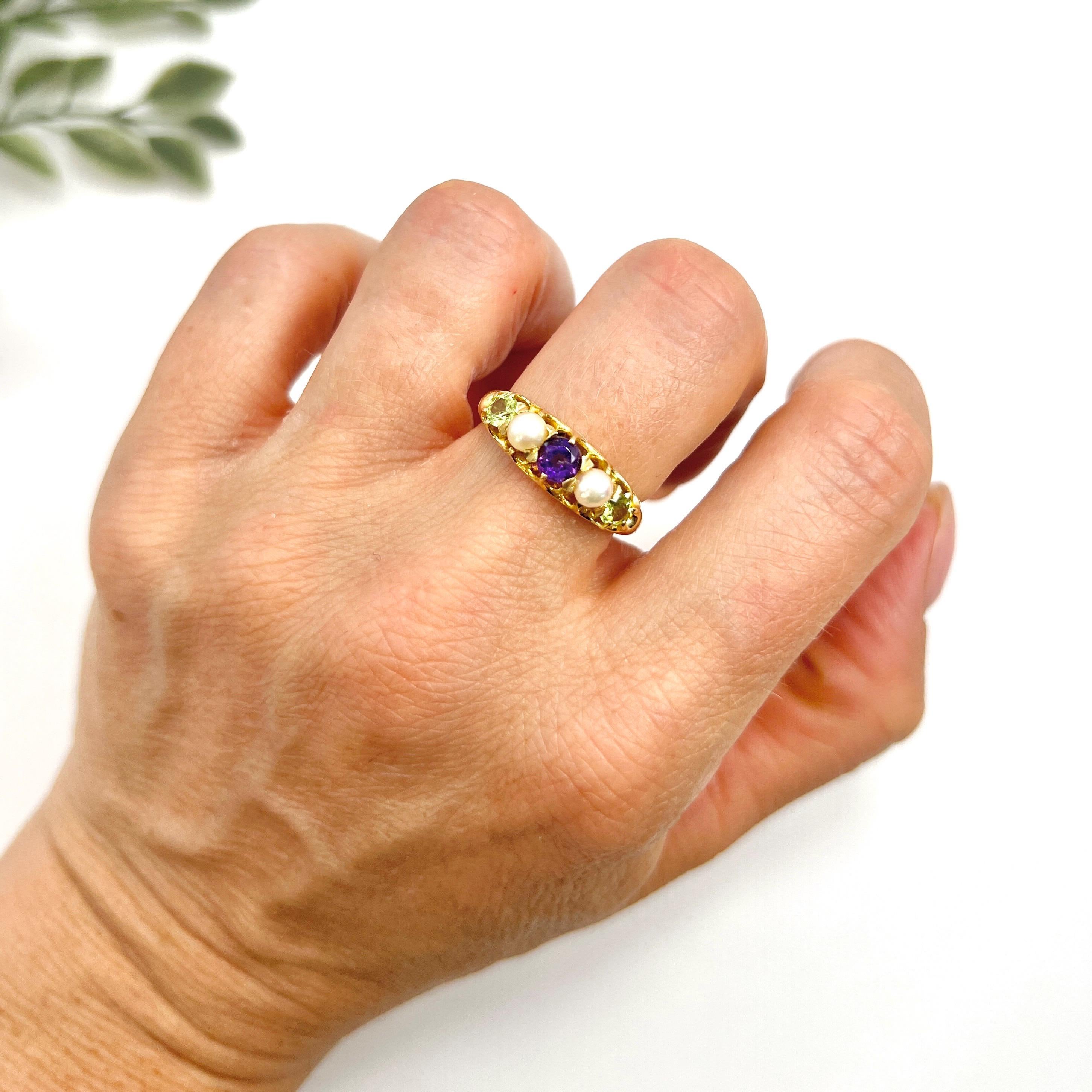 Antique 18ct Gold Edwardian Five Stone Amethyst Peridot & Pearl Suffragette Ring In Good Condition For Sale In Brighton, GB