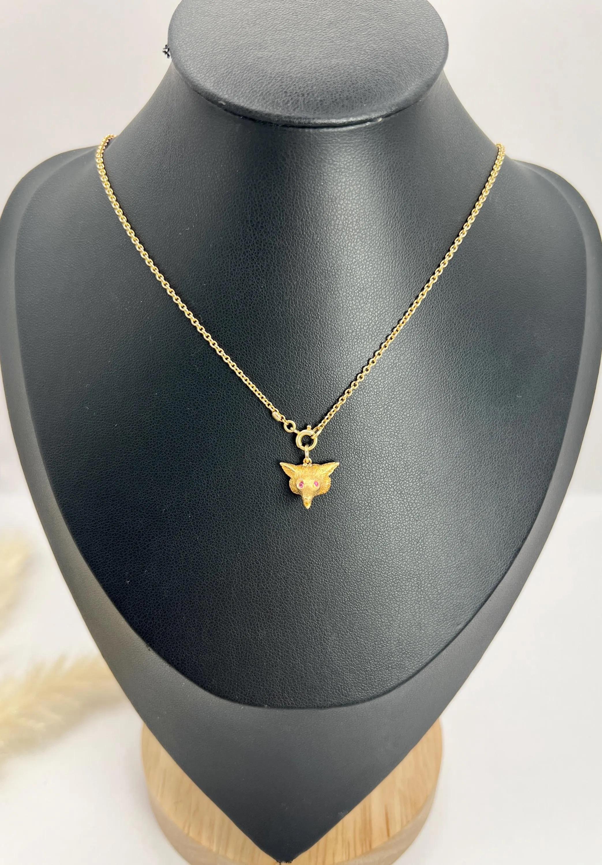 Colgante Zorro Antiguo

Oro amarillo 18 ct

Alrededor de 1910

* LA CADENA SE VENDE POR SEPARADO

Este impresionante colgante antiguo presenta un diseño bellamente detallado de la cabeza de un zorro, adornado con ojos de rubí cabujón, y elaborado en