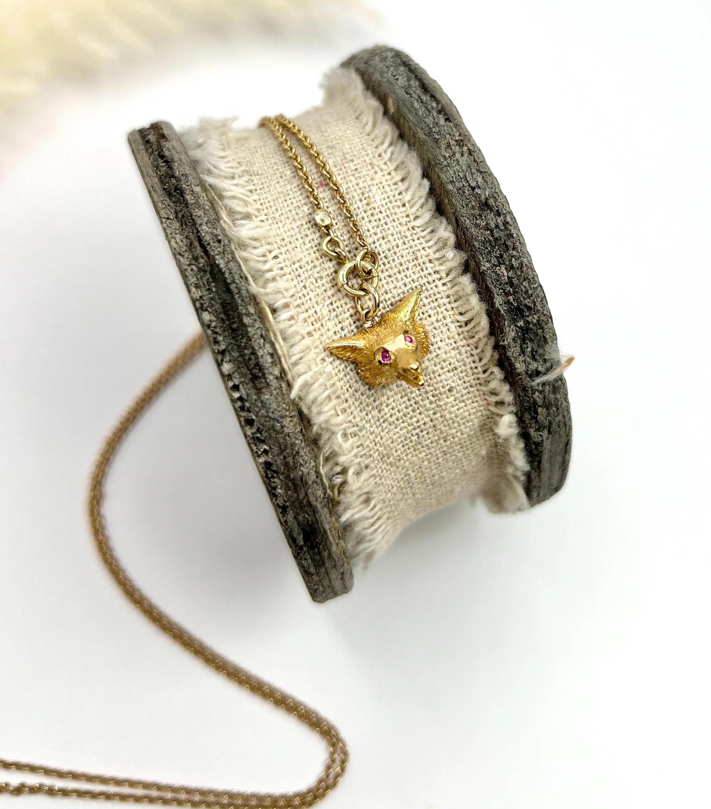 Antiguo colgante de oro de 18 ct con cabeza de zorro eduardiano y ojos de rubí en cabujón Corte redondo en venta