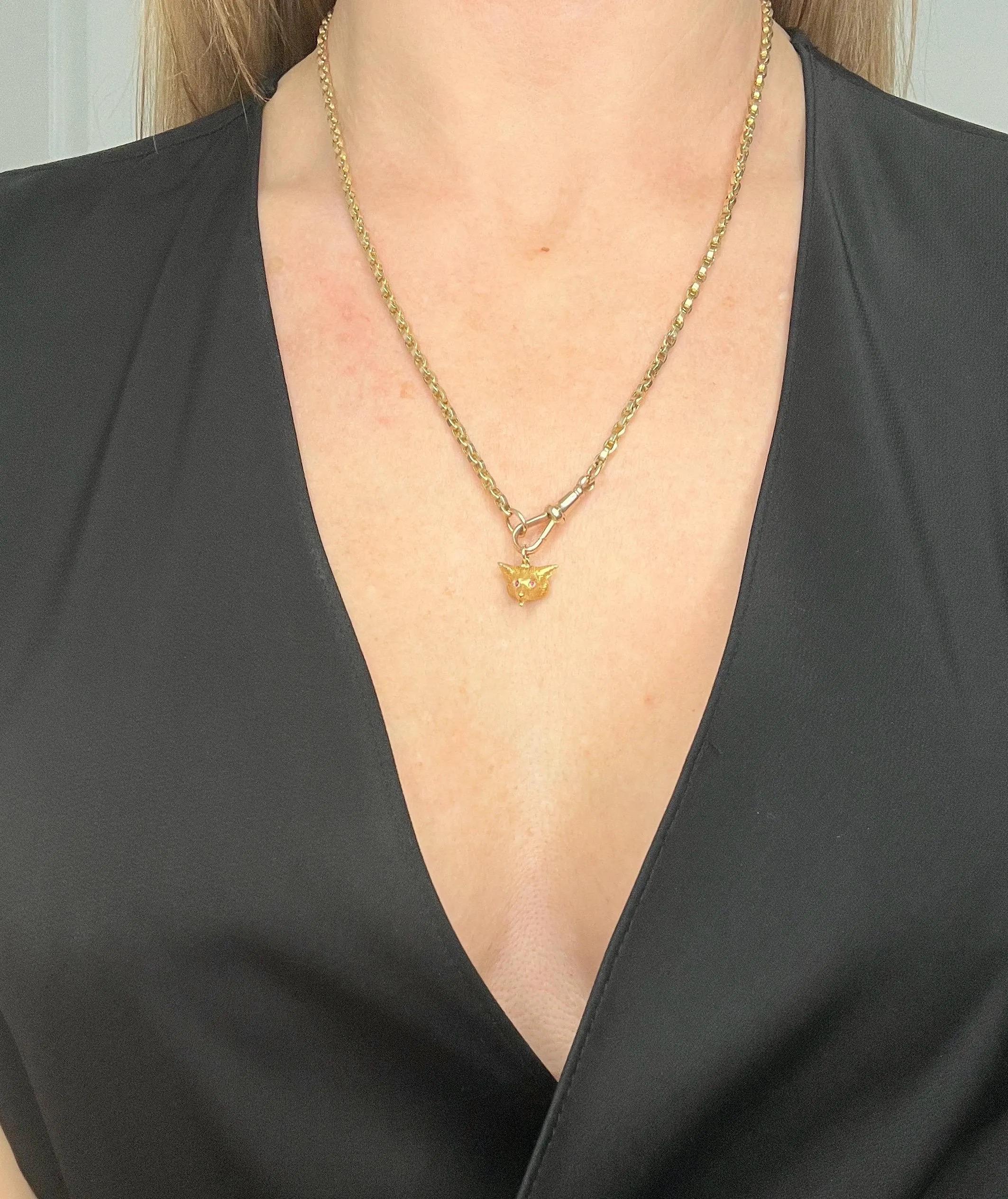 Femenino o masculino Antiguo colgante de oro de 18 ct con cabeza de zorro eduardiano y ojos de rubí en cabujón en venta