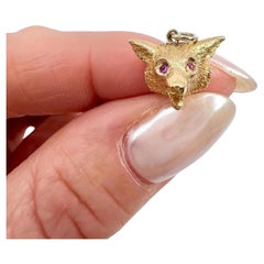 Antiguo colgante de oro de 18 ct con cabeza de zorro eduardiano y ojos de rubí en cabujón