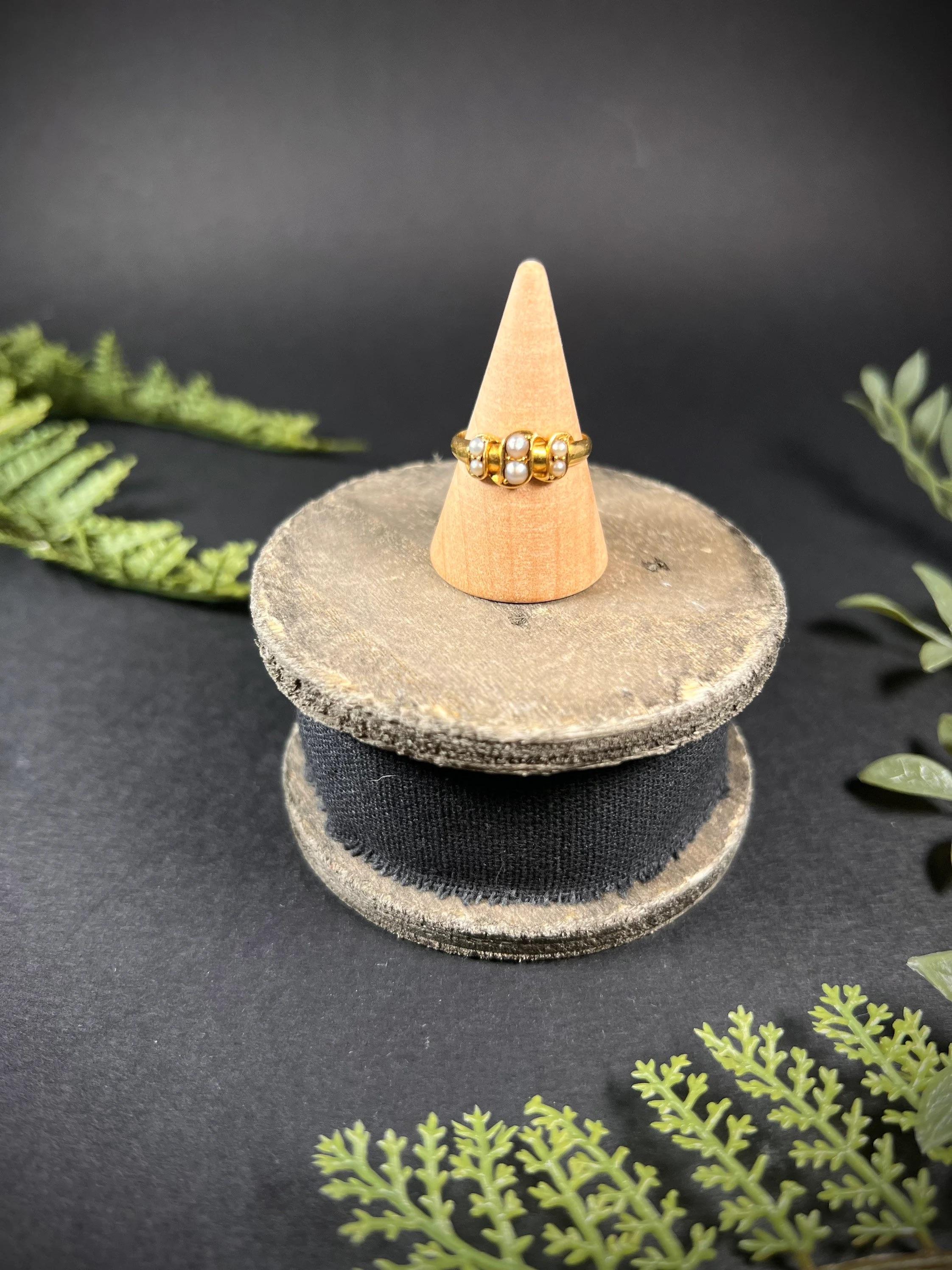 Antique 18ct Gold Edwardian Pearl Ring In Good Condition For Sale In Brighton, GB