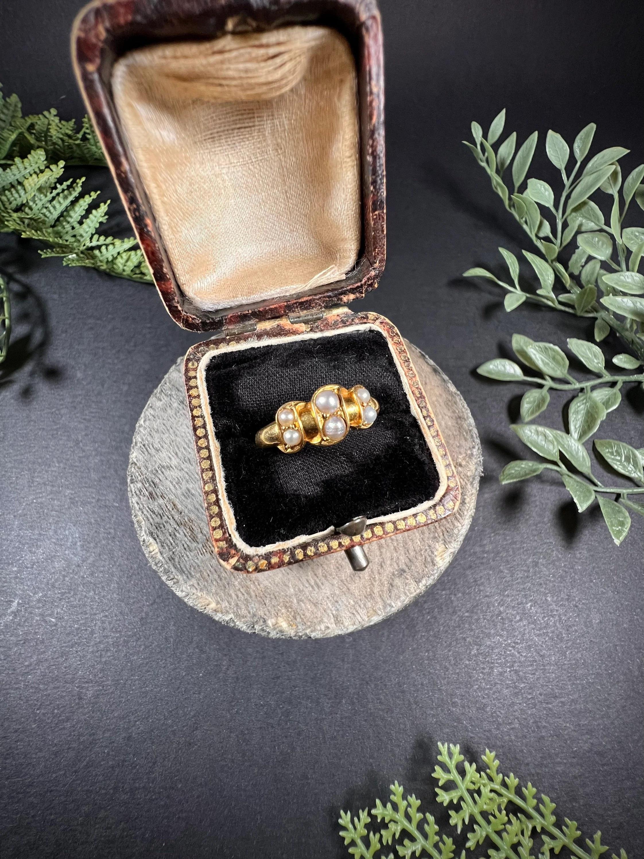Women's or Men's Antique 18ct Gold Edwardian Pearl Ring For Sale