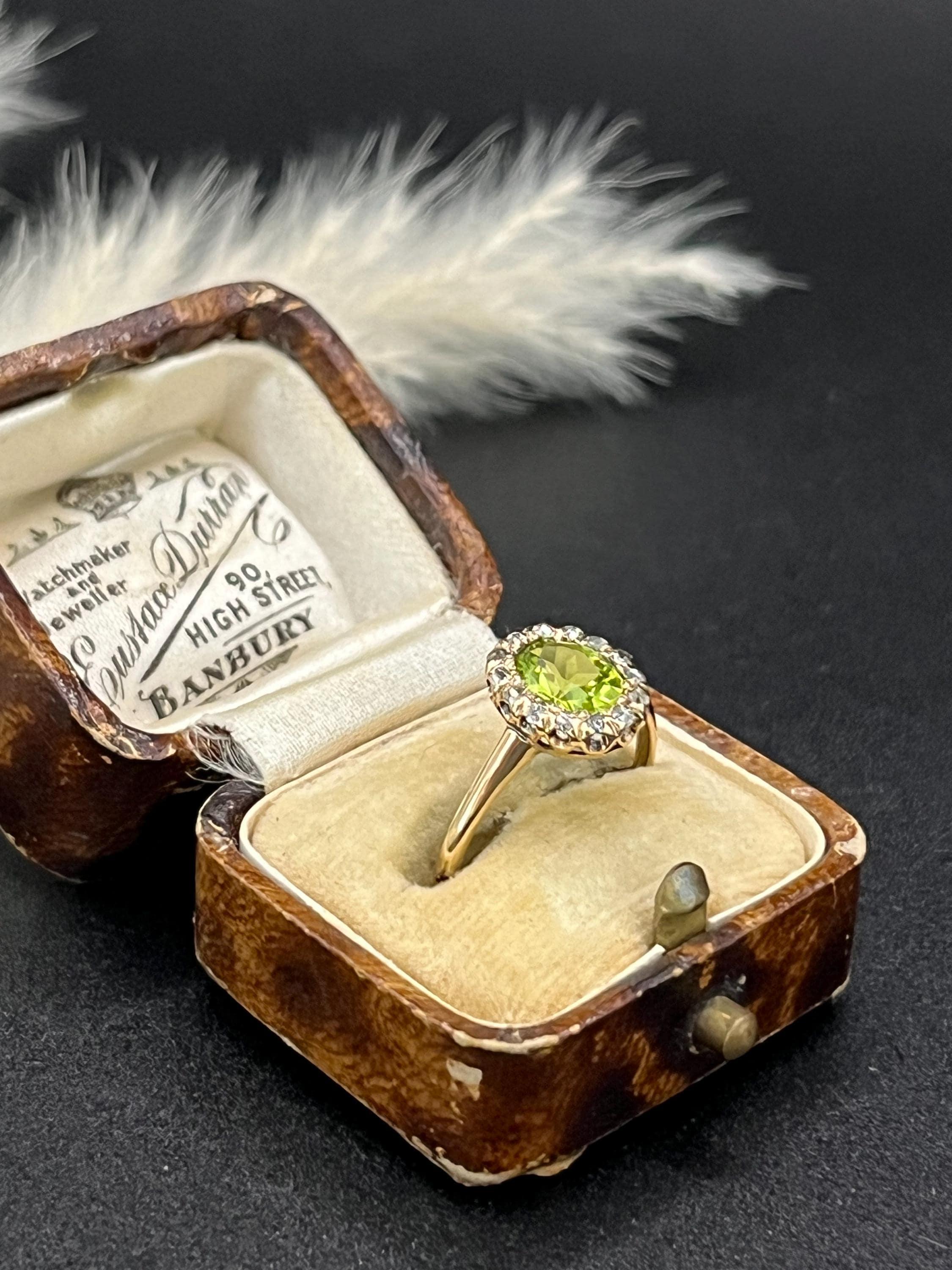 Antico anello a grappolo ovale con peridoto e diamanti, in oro 18ct. in vendita 4