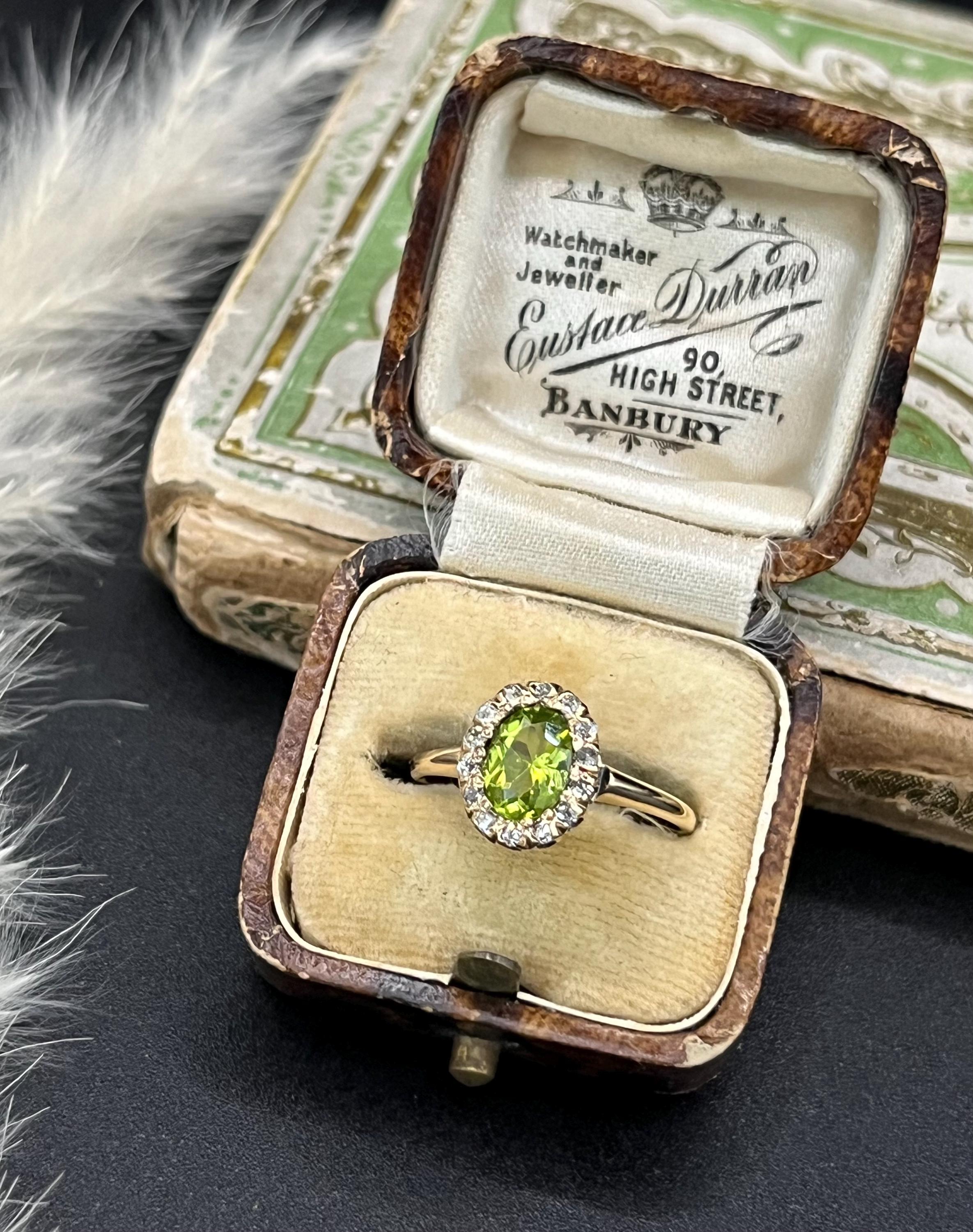 Antico anello a grappolo ovale con peridoto e diamanti, in oro 18ct. in vendita 5