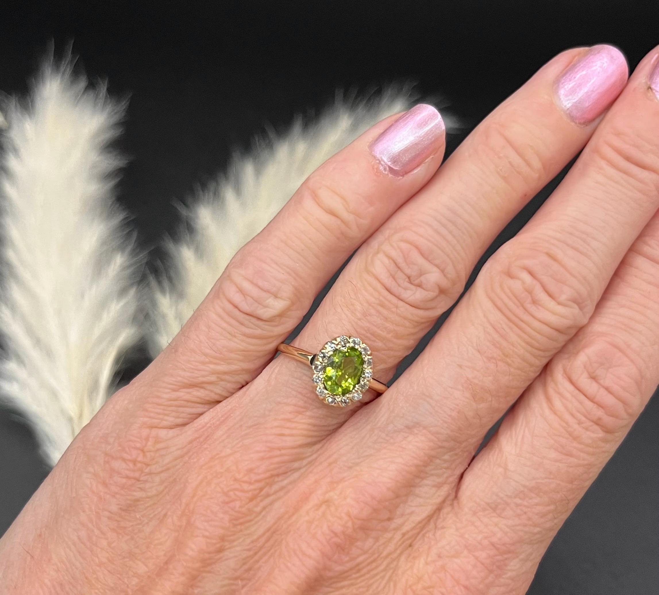 Anello antico edoardiano con peridoto e diamanti a grappolo 

oro 18ct 

Circa 1900

Anello antico con un peridoto vivido di taglio ovale circondato da un'aureola di 14 diamanti di vecchio taglio.

 Un classico design a grappolo di epoca edoardiana