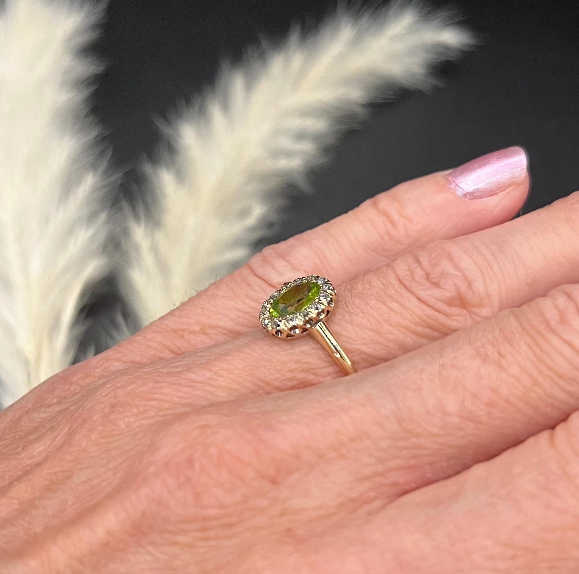 Edoardiano Antico anello a grappolo ovale con peridoto e diamanti, in oro 18ct. in vendita